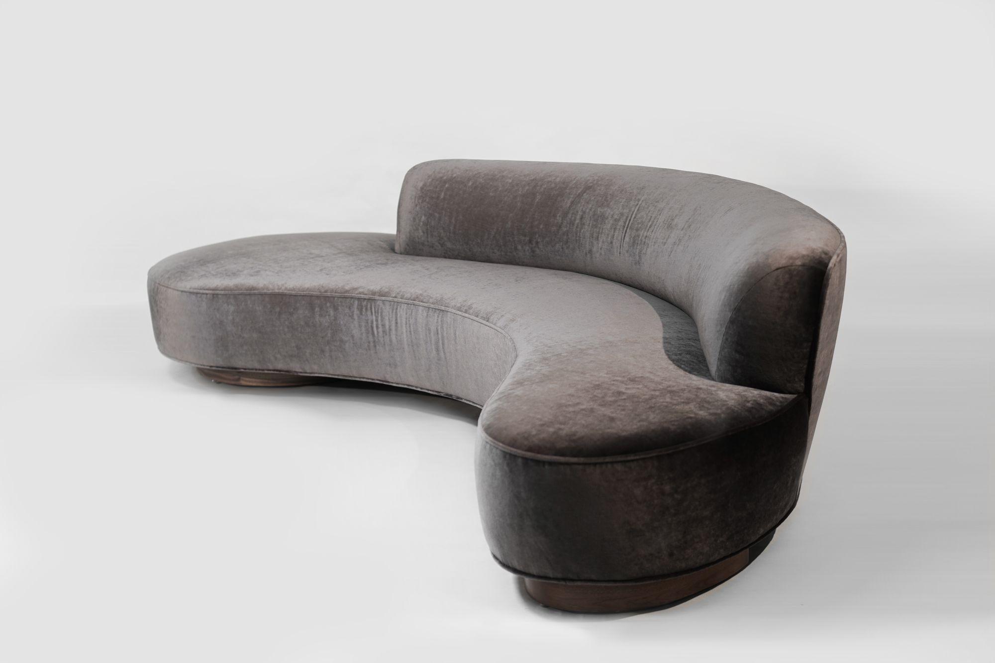 Ce superbe et rare canapé serpentin, modèle 150BS, a été conçu par l'architecte et designer de meubles Vladimir Kagan. Son cadre incurvé distinctif confère à cette pièce un design délicieux et sensuel, assurant une vue de profil aux proportions