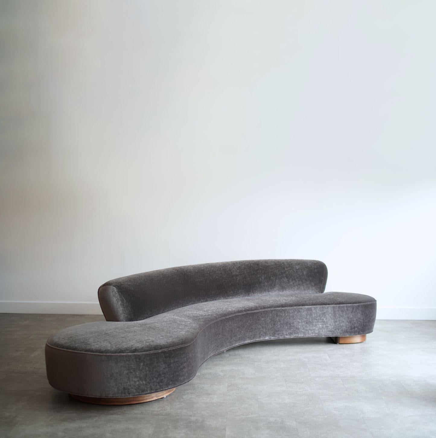 Ce superbe et rare canapé serpentin, modèle 150BS, a été conçu par l'architecte et designer de meubles Vladimir Kagan. Son cadre incurvé distinctif confère à cette pièce un design délicieux et sensuel, assurant une vue de profil aux proportions