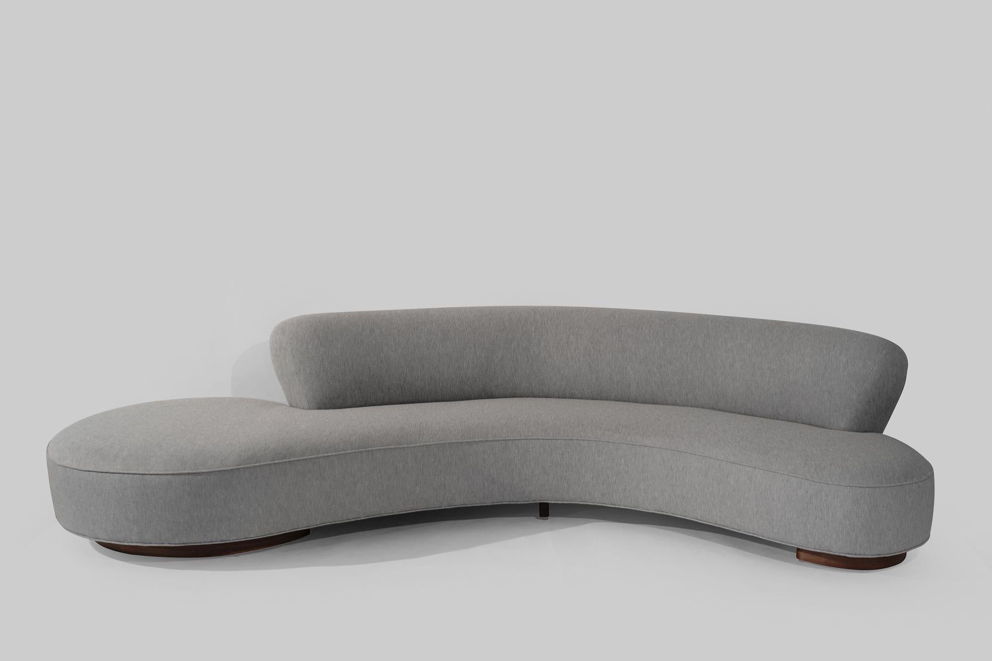 This stunning and rare Serpentine sofa, Model 150BS, was designed by architect and furniture designer Vladimir Kagan. Its distinctive curved frame gives this piece a delightful, sensual design, assuring a striking proportioned profile view from all
