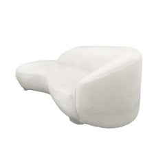 Sofá estilo serpentina con patas cromadas by Directional Furniture