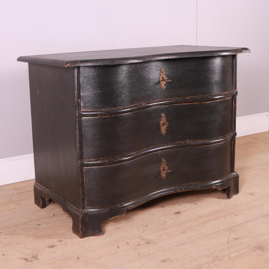Good 18th C serpentine front 3 drawer commode. 1790.

Dimensions
38 inches (97 cms) Wide
21 inches (53 cms) Deep
37.5 inches (95 cms) High.