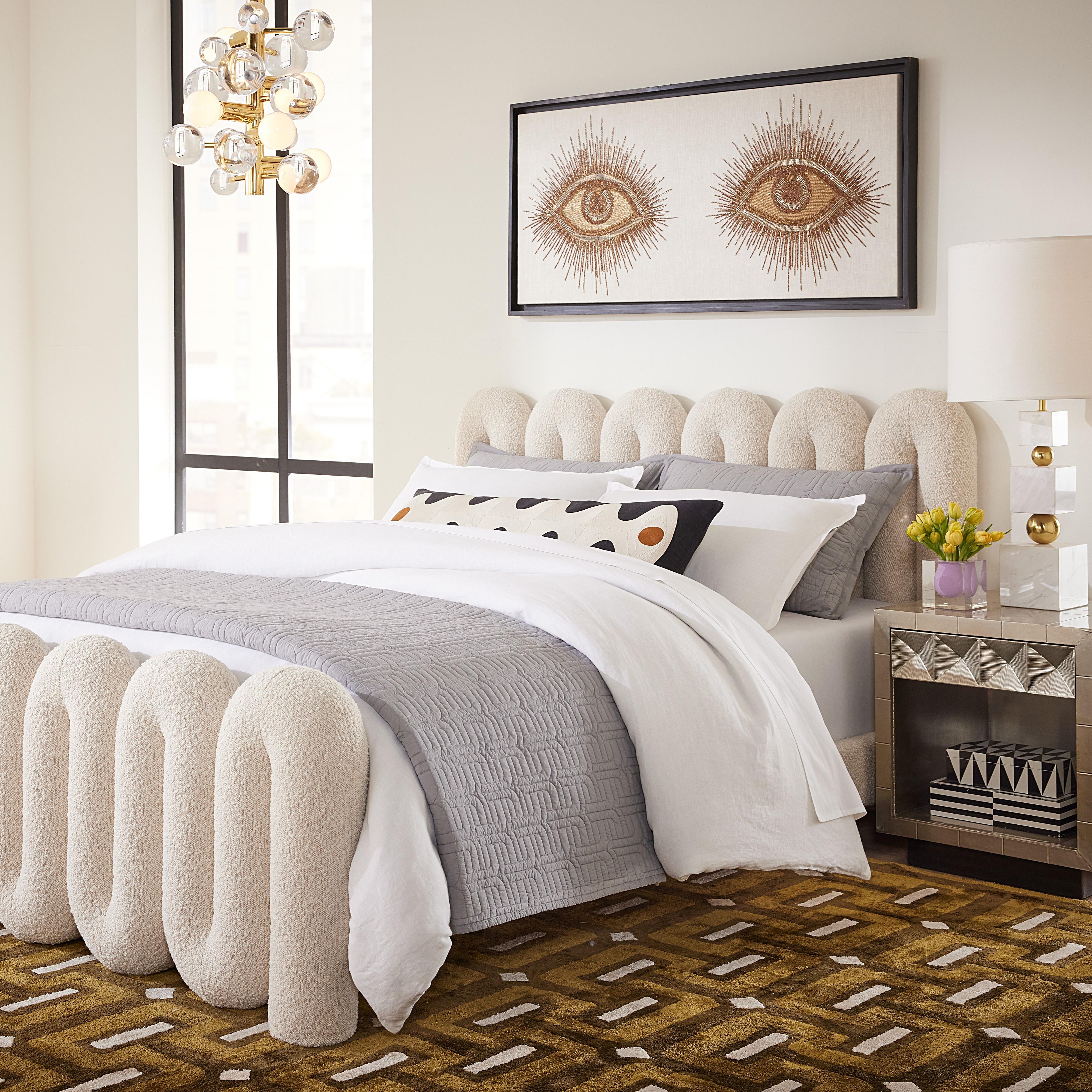 Unser Serpentine-Bett verfügt über einen ultra-modularen Rohrrahmen am Kopf- und Fußende und ist rundum mit unserem luxuriösen und strapazierfähigen Bouclé Olympus Oatmeal umhüllt - fleckenresistent und schick. Schlicht und modern, aber auch warm