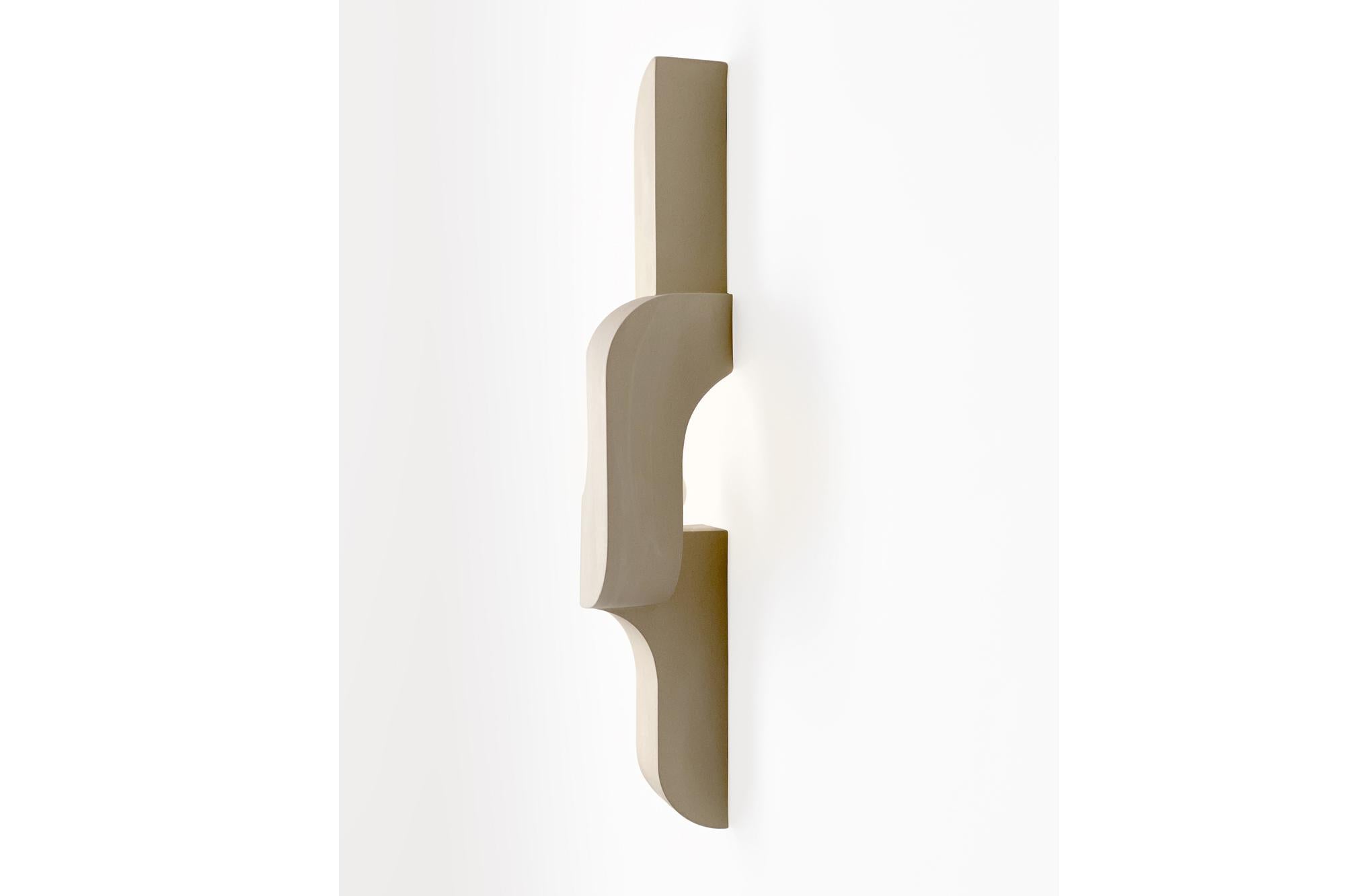 XXIe siècle et contemporain Applique murale verticale serpentine en céramique, face droite uniquement en vente