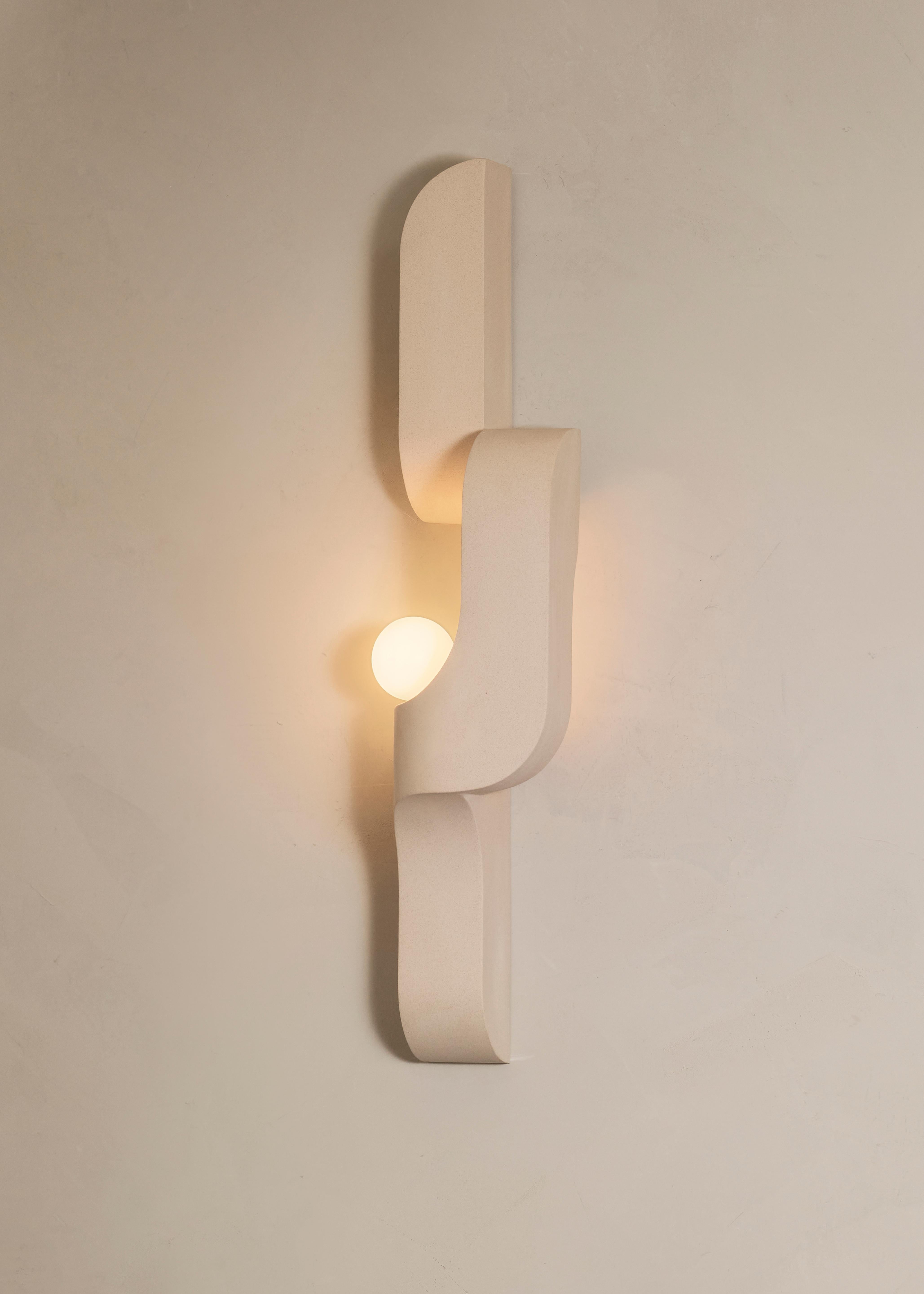 Laiton Applique murale verticale serpentine en céramique, face droite uniquement en vente