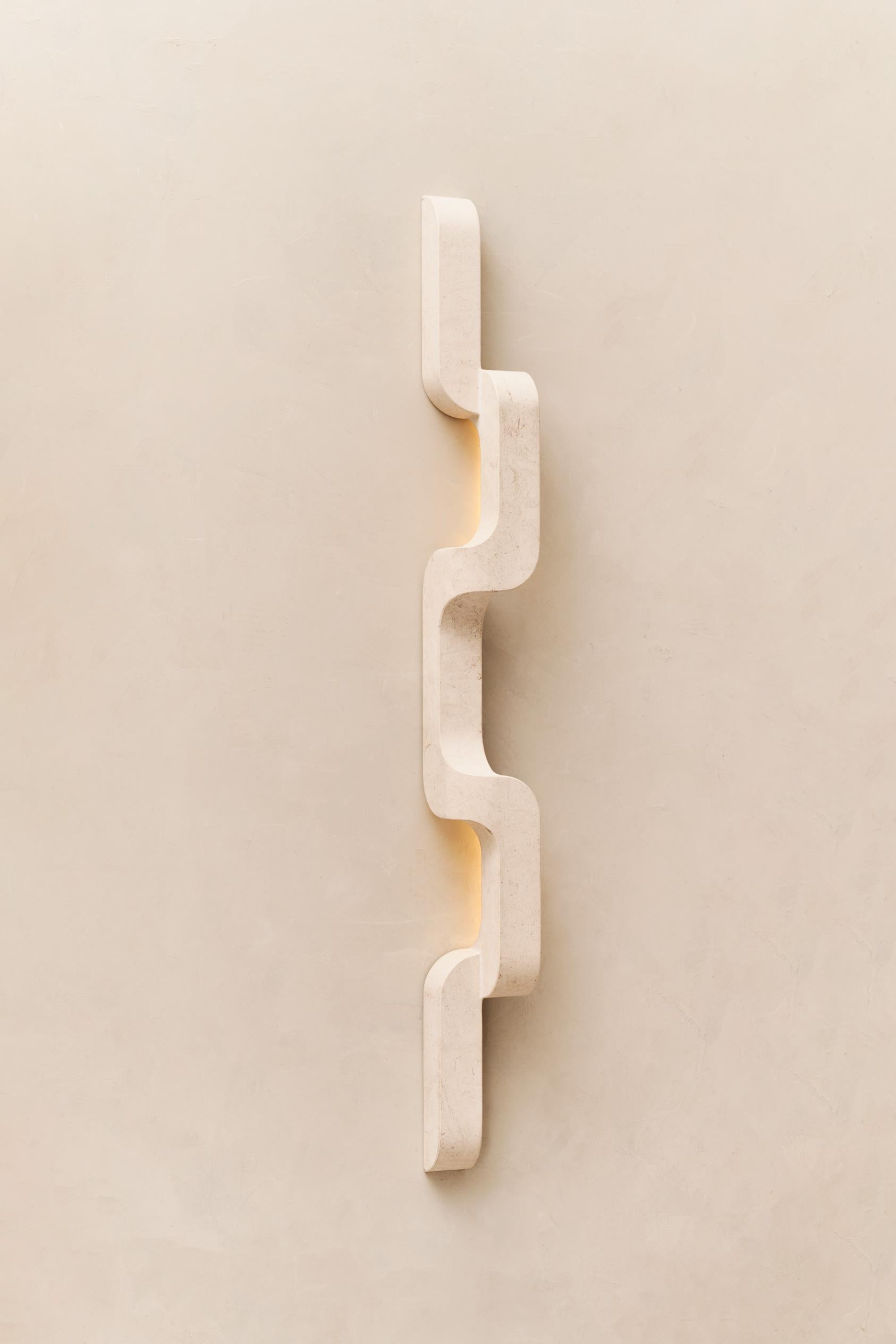 Serpentinen XL Vertikaler Wandleuchter aus Stein – Paar (Handgefertigt) im Angebot
