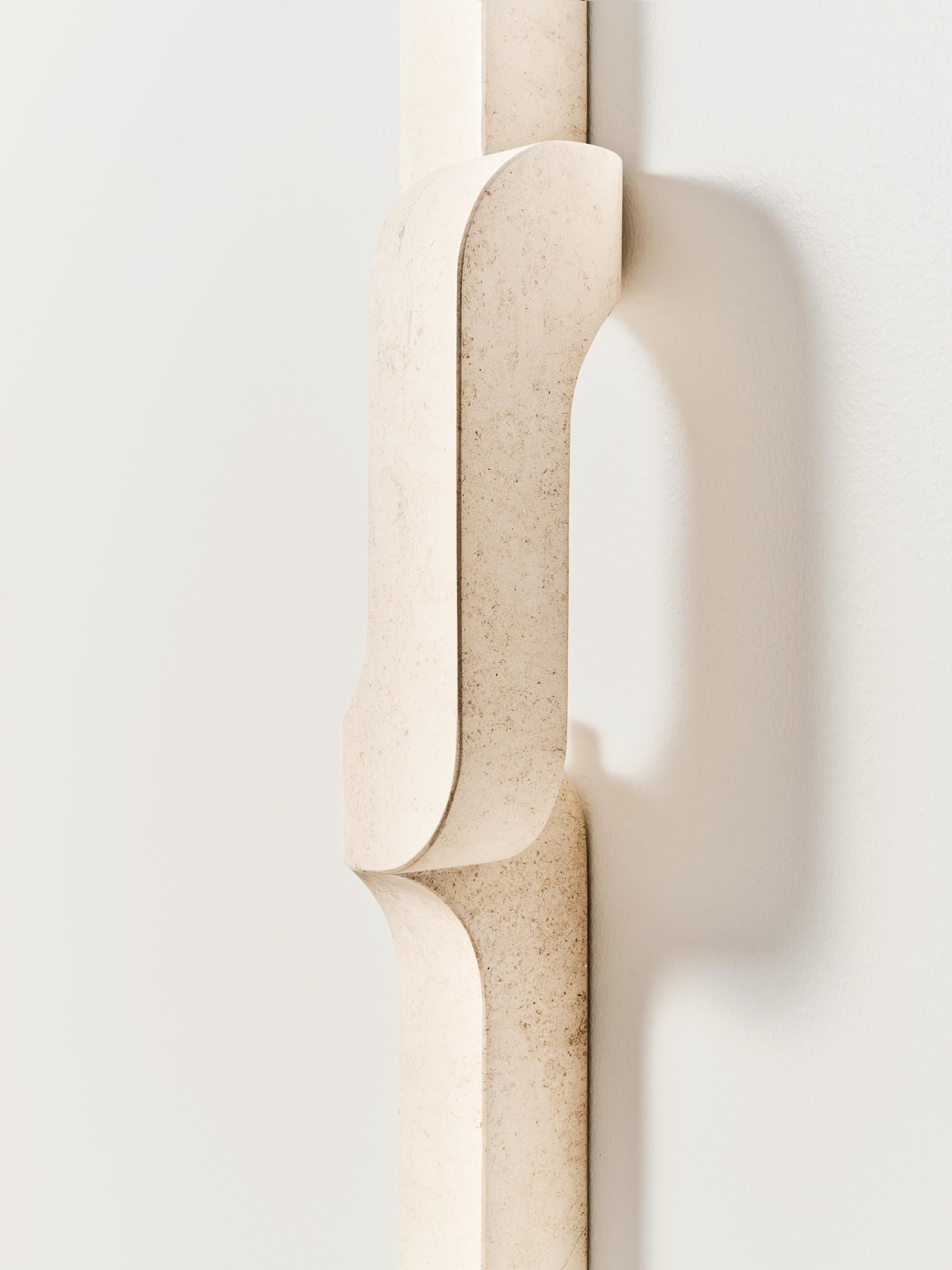 Serpentinen XL Vertikaler Wandleuchter aus Stein – Paar im Zustand „Neu“ im Angebot in Brooklyn, NY