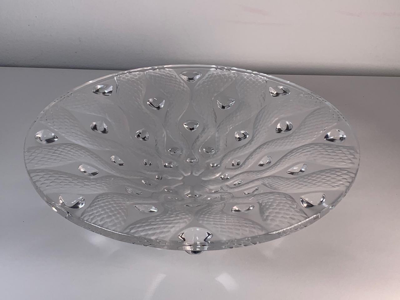 Crystal serving bowl Serpentine model designed by René Lalique from the Coupes et Coupelles collection.
Lalique brand.