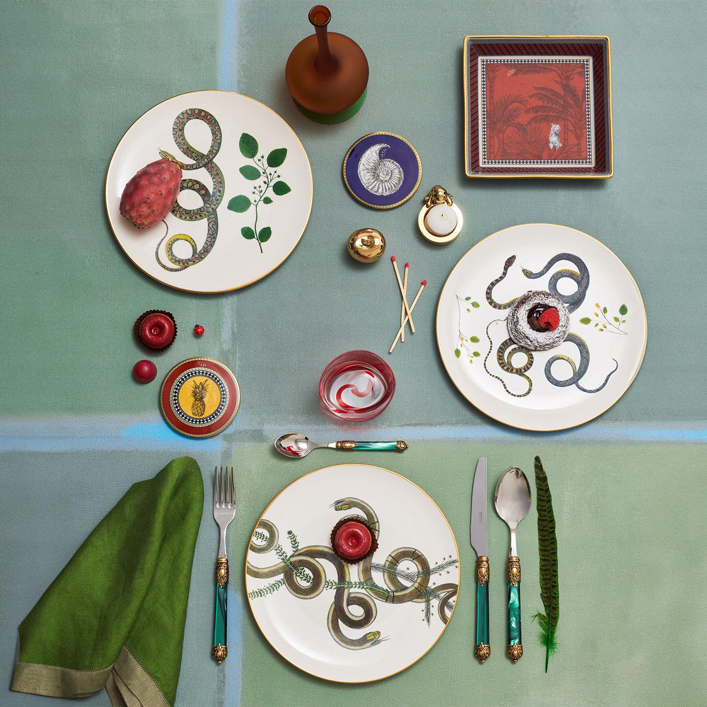 Italian Serpi Dinner Plates N°2 Set of 3 with Red, Green and Grey Snakes For Sale