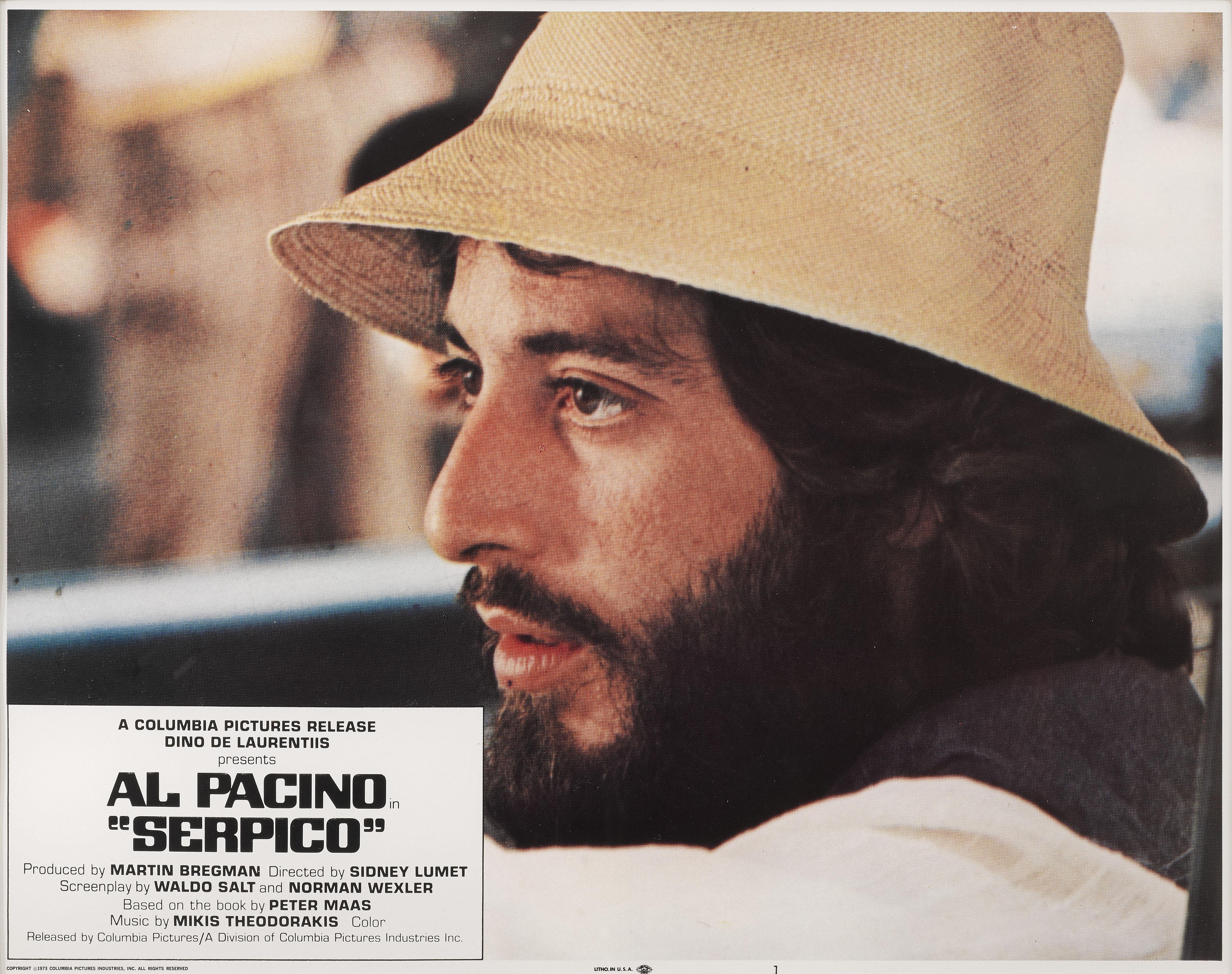 Original US-Lobbykarte für Serpico (1973). Der biografische Kriminalfilm Serpico unter der Regie von Sidney Lumet mit Al Pacino in der Hauptrolle. Pacino wurde für den Oscar als bester Schauspieler und Sidney Lumet für den Oscar als bester Regisseur