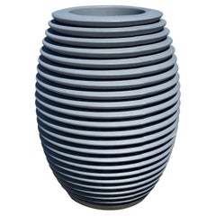 Fioriera rigida Serralunga Top Pot, disegnata da Ron Arad.
