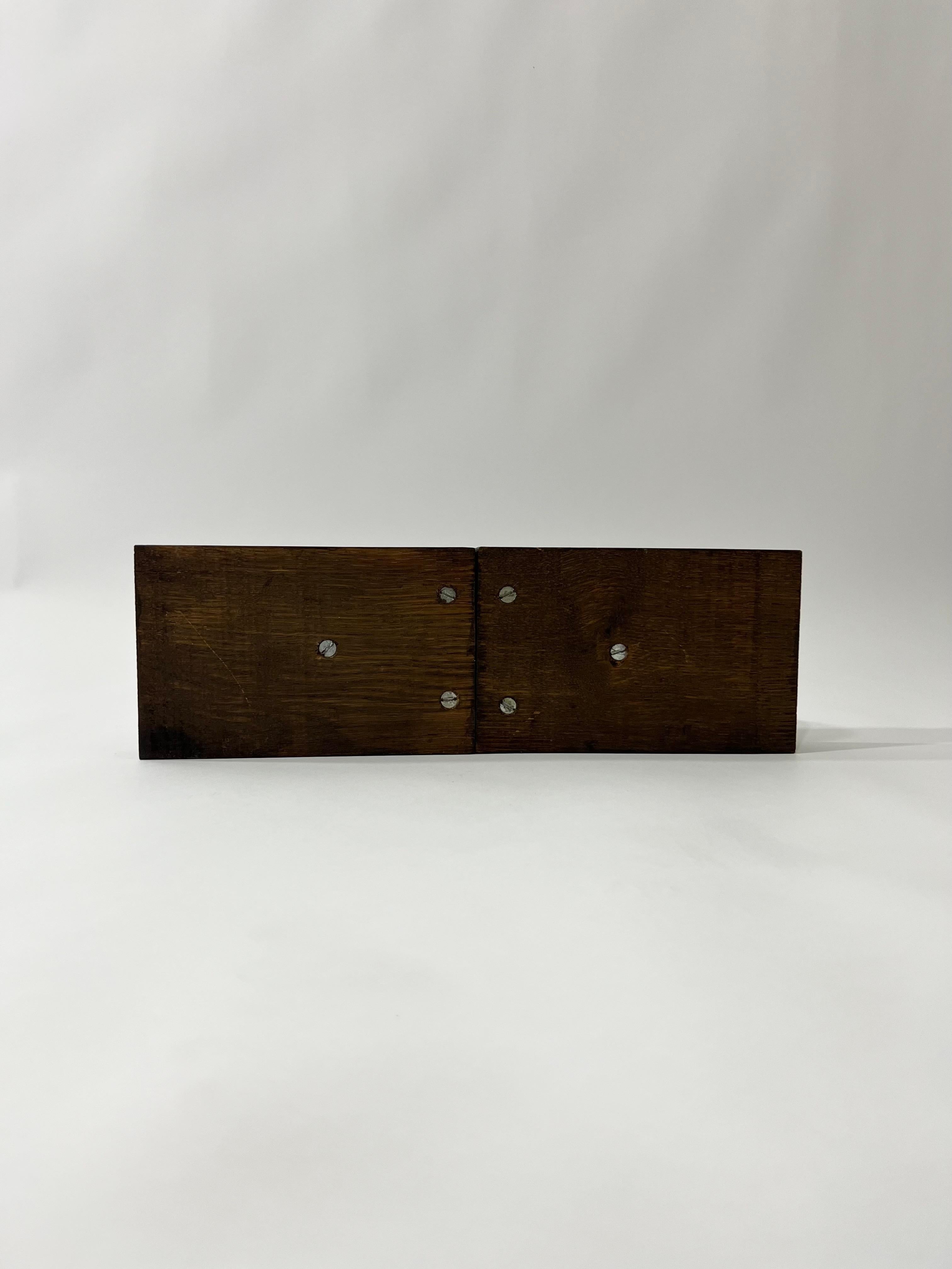 Mid-20th Century Serre livres Art Déco en bois massif For Sale