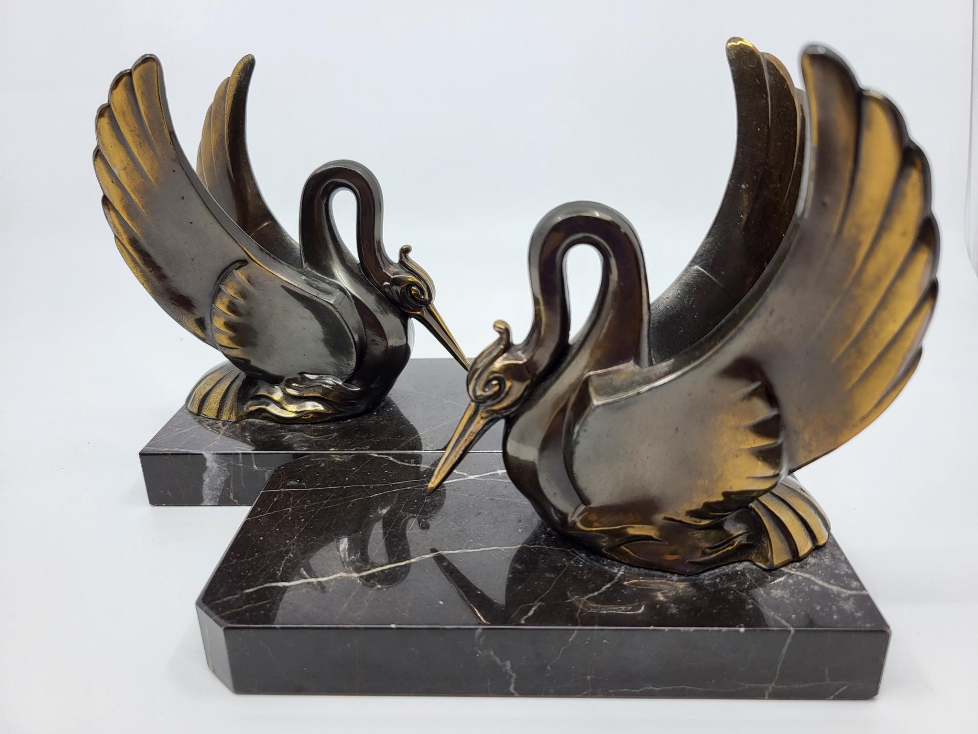 Scopri questi superbi serre-livres in pelle di quercia con patina foncée, ornati da splendidi oiseaux che poggiano su uno zoccolo in marmo. Questa bella produzione, che spesso non è stata realizzata a vantaggio del bronzo, richiede un'attenzione