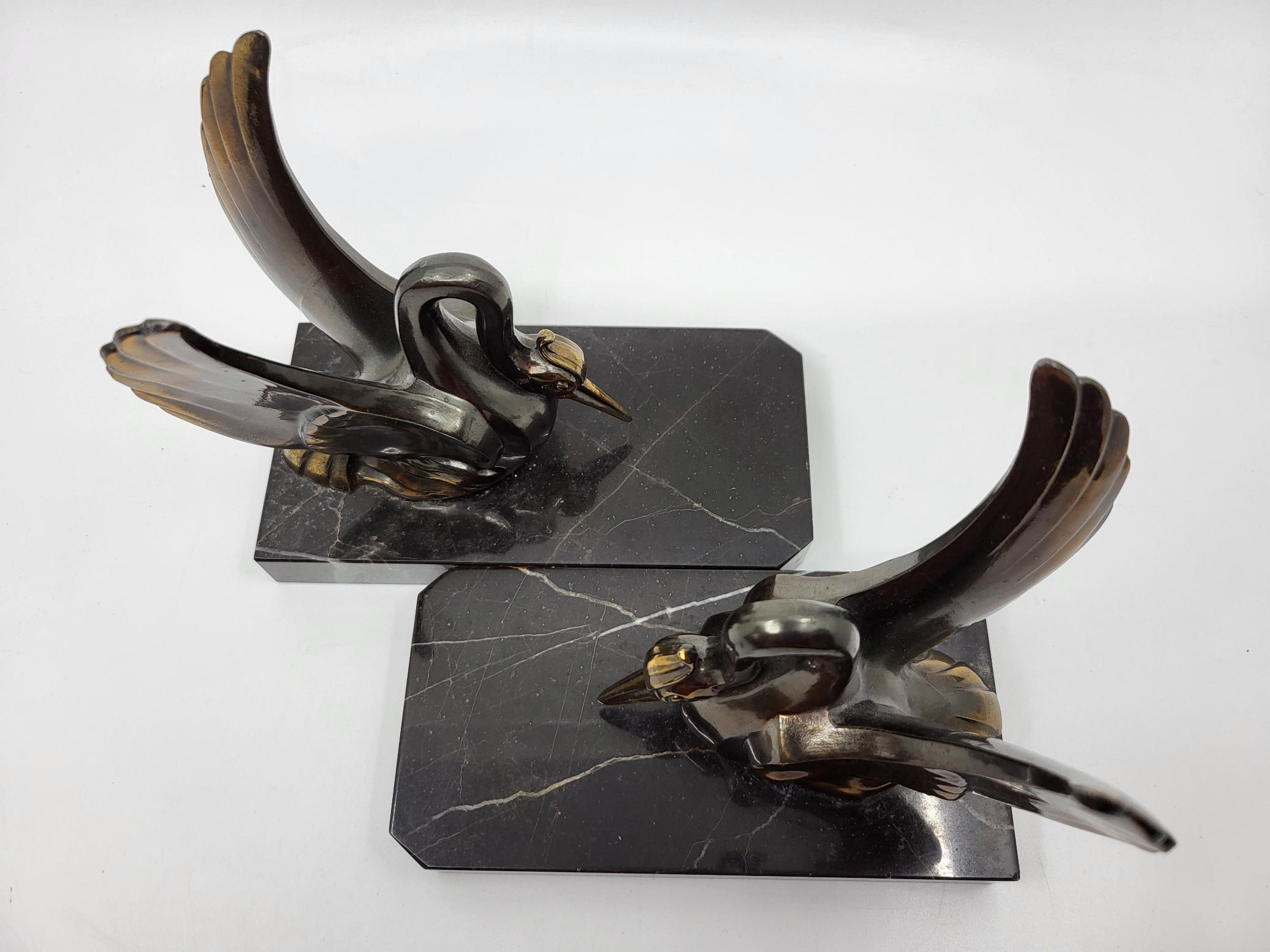 Francese Serre Livres en Spelter sur marbre noir veiné Art Déco France XX Siècle in vendita
