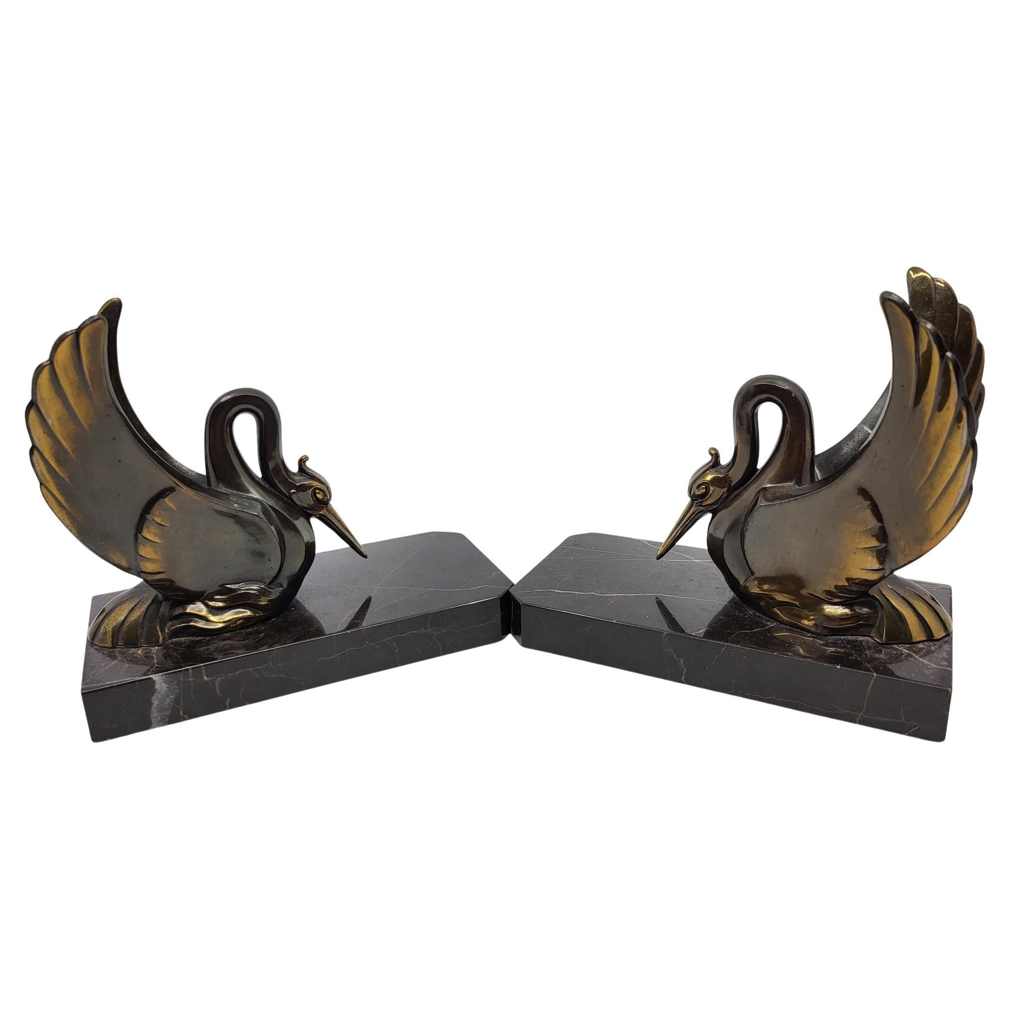 Serre Livres en Spelter sur marbre noir veiné Art Déco France XX Siècle in vendita