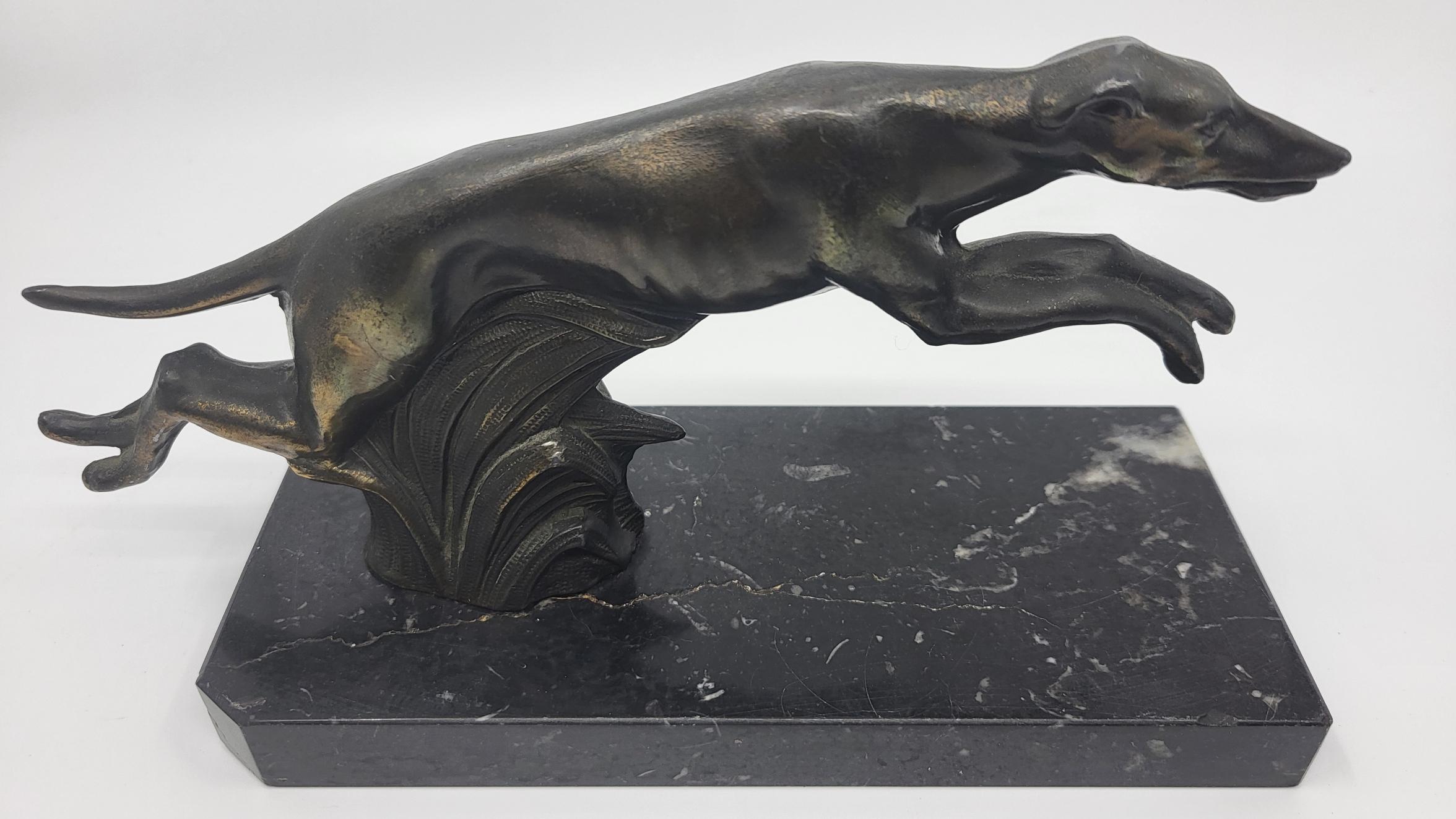 Bronzed Serre Livres lévriers en Spelter sur marbre noir veiné Art Déco France XX Siècle For Sale