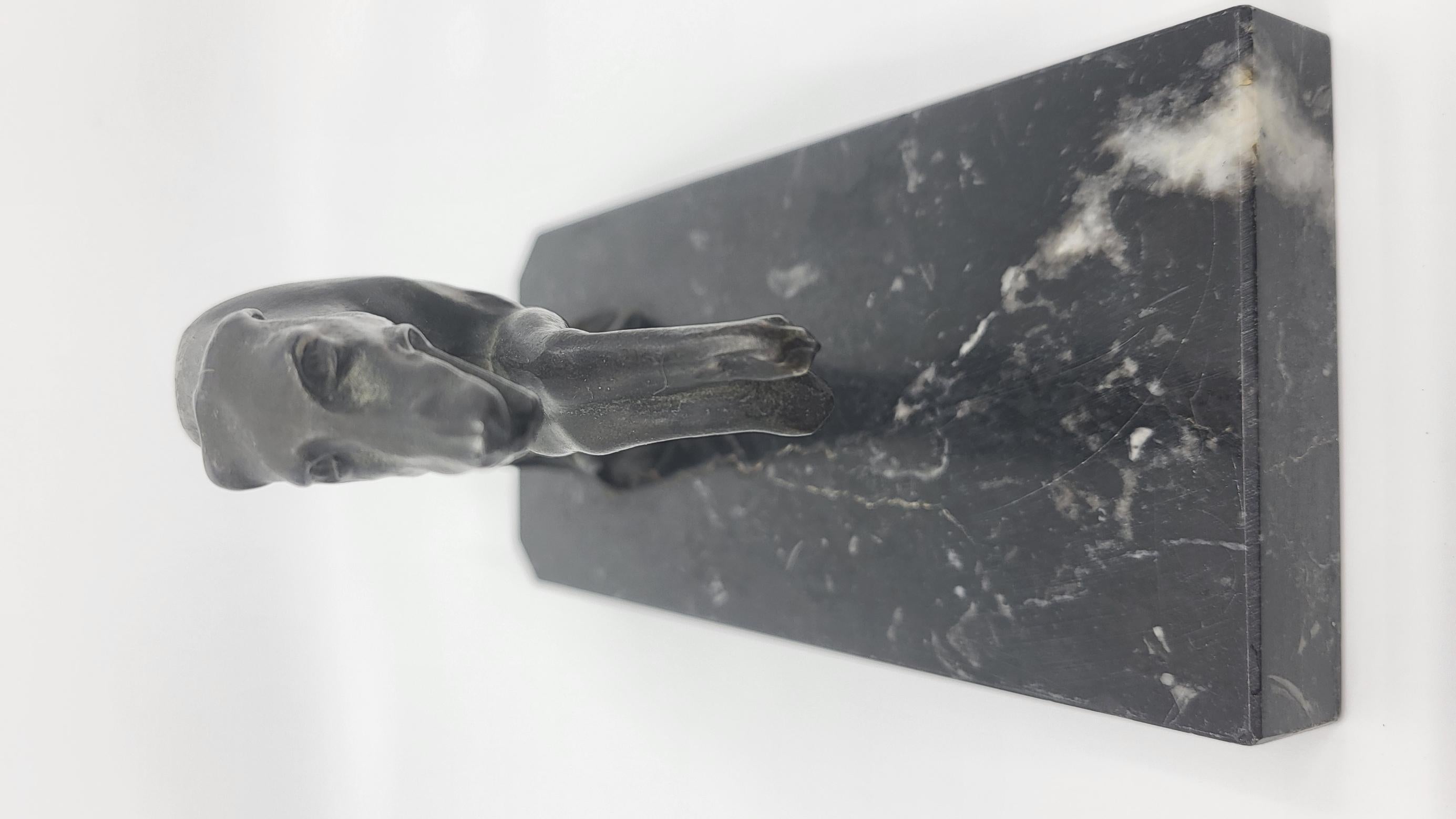 Serre Livres lévriers en Spelter sur marbre noir veiné Art Déco France XX Siècle (Zink) im Angebot