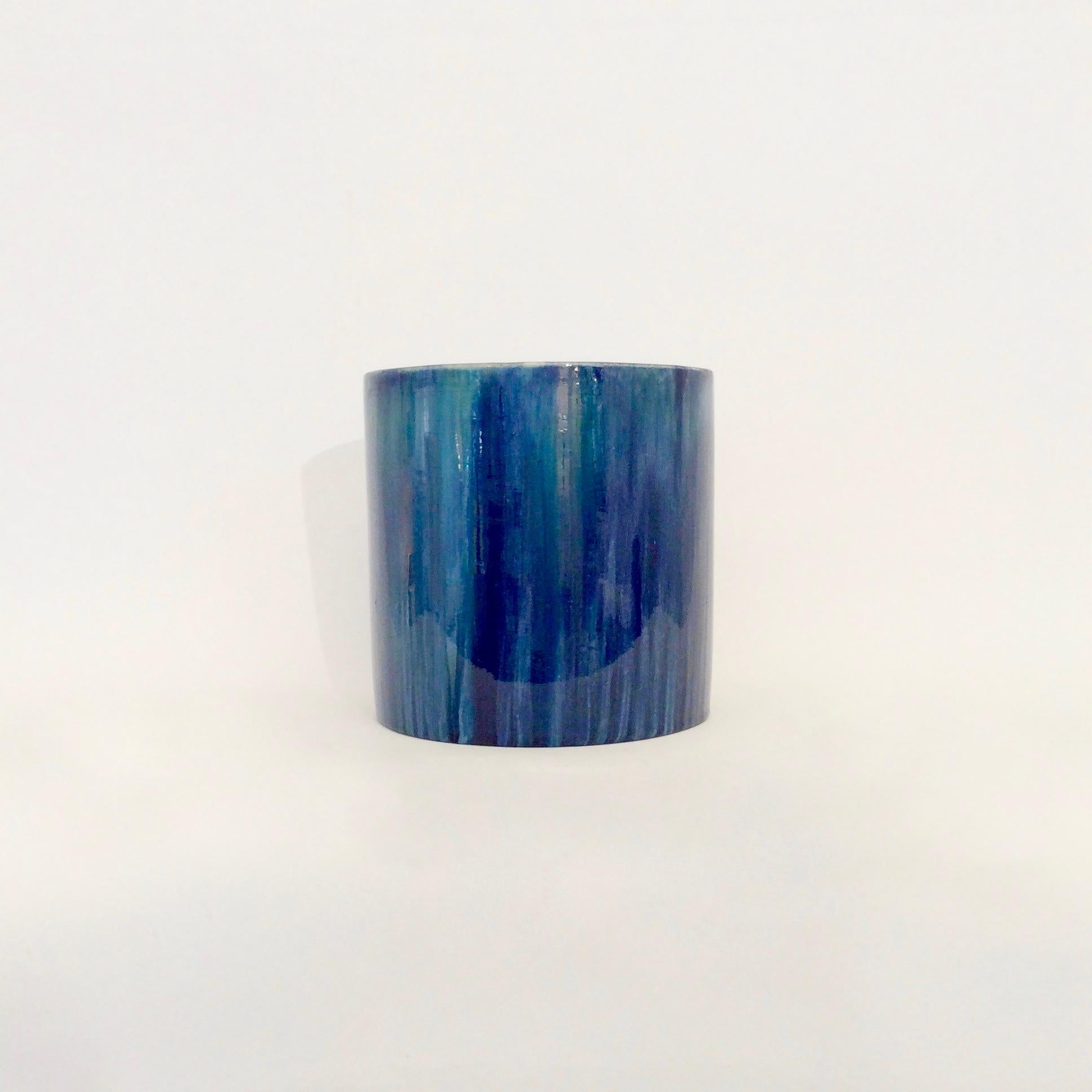 Ce vase cylindrique a été produit par la manufacture 