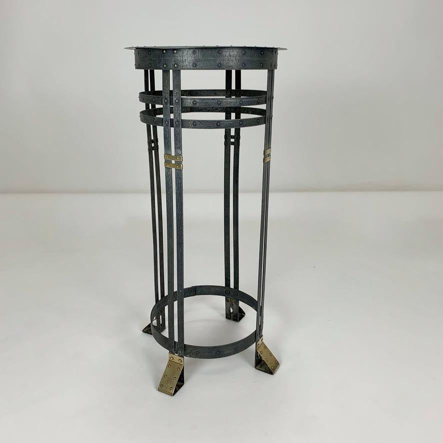 Pedestal Serrurier-Bovy de metal y latón, hacia 1900, Bélgica. en venta 4