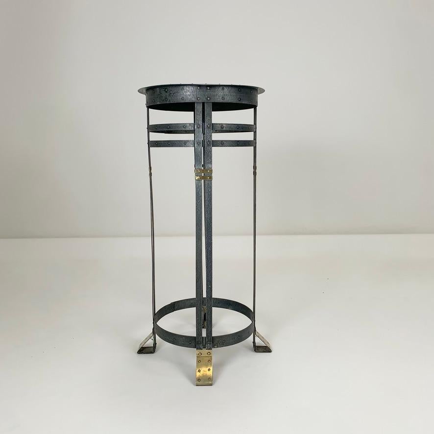 Pedestal poco común Gustave Serrurier-Bovy, hacia 1900, Bélgica.
Metal y latón.
Dimensiones: 71 cm de altura, 38 cm de diámetro.
Estado original.
Todas las compras están cubiertas por nuestra garantía de protección del comprador.
Este artículo puede