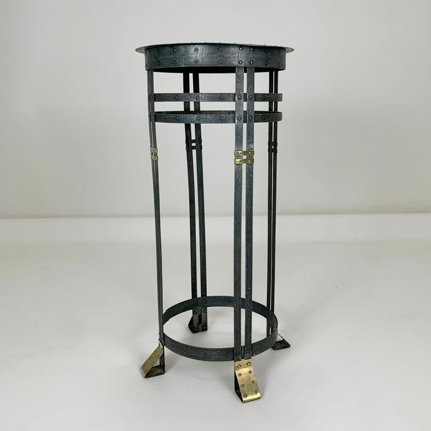 Pedestal Serrurier-Bovy de metal y latón, hacia 1900, Bélgica. Art Nouveau en venta