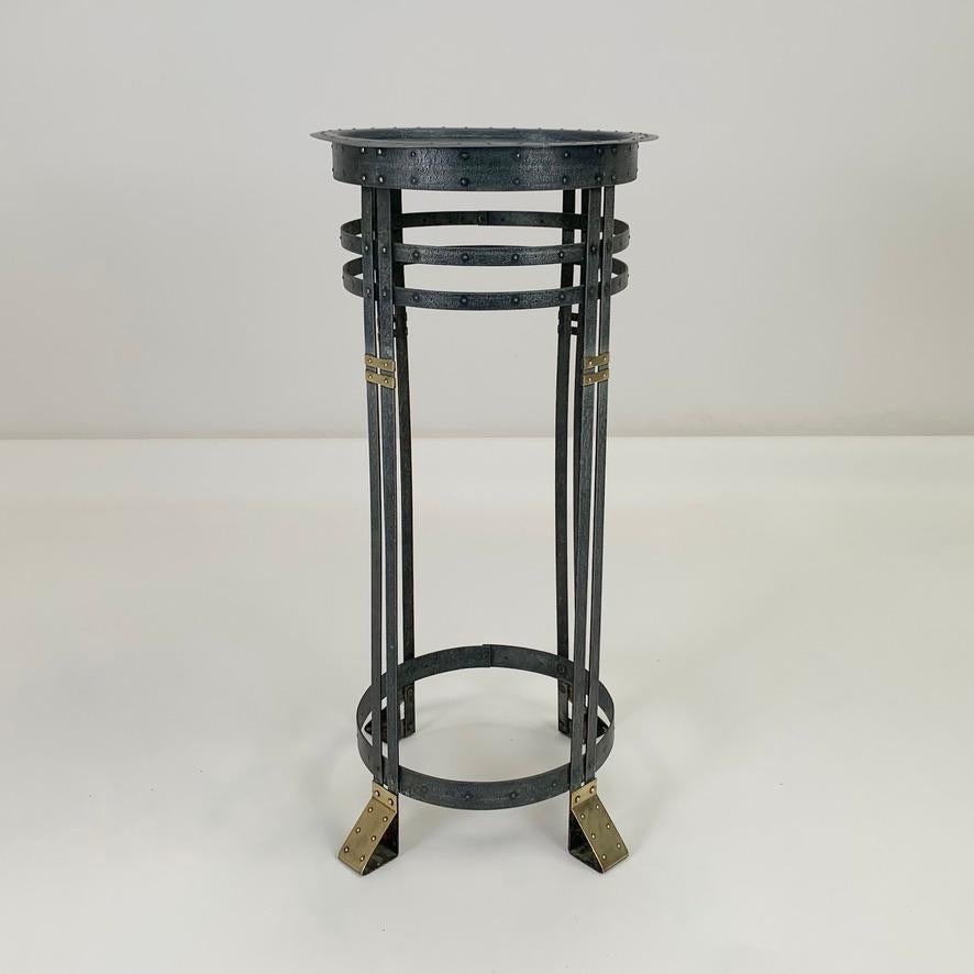 Pedestal Serrurier-Bovy de metal y latón, hacia 1900, Bélgica. Belga en venta
