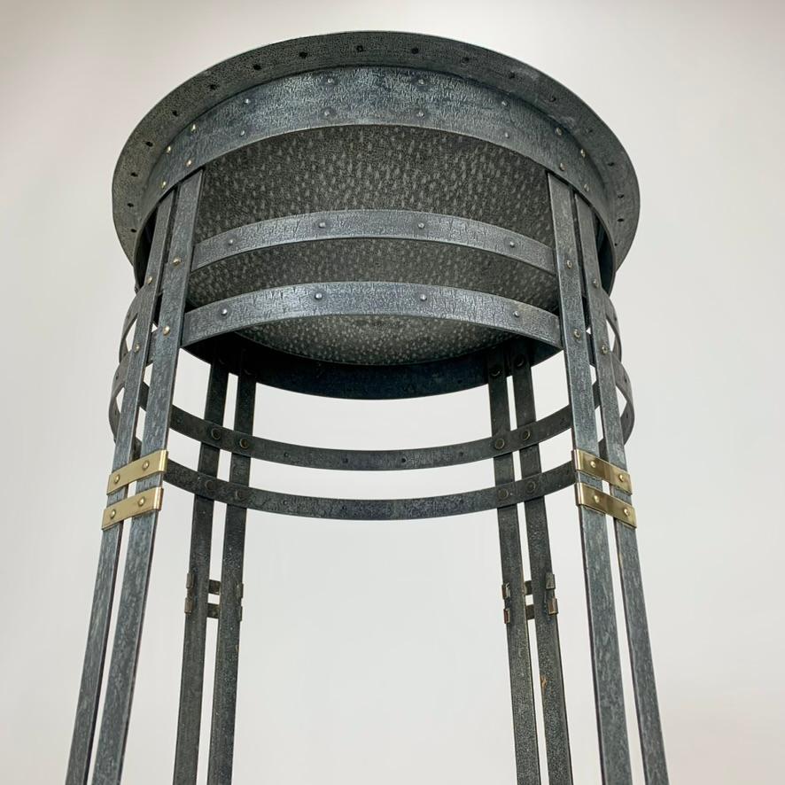Pedestal Serrurier-Bovy de metal y latón, hacia 1900, Bélgica. en Bueno estado para la venta en Brussels, BE