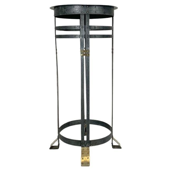Pedestal Serrurier-Bovy de metal y latón, hacia 1900, Bélgica. en venta