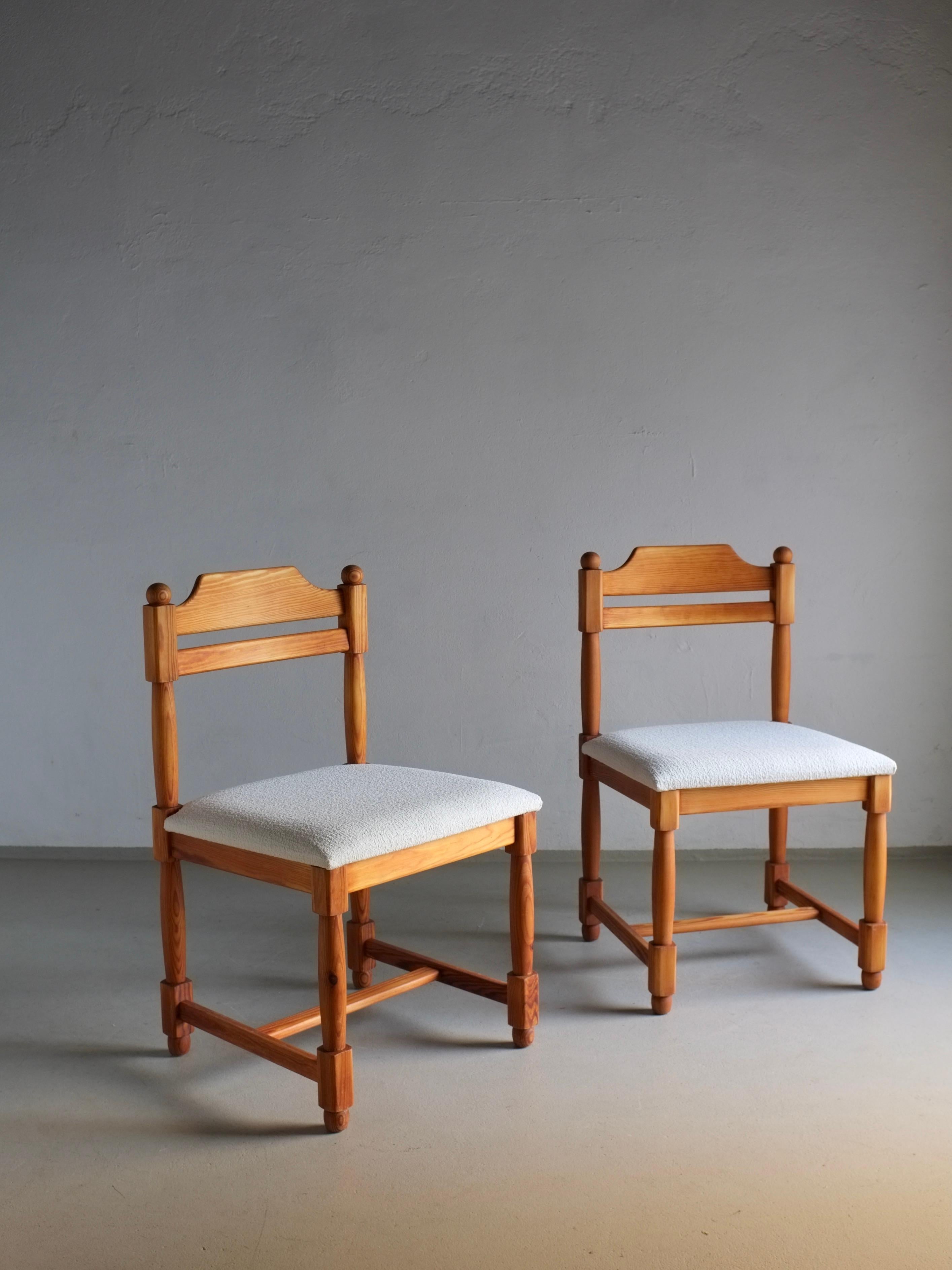 Paire de chaises de salle à manger minimalistes en pin sculpté avec une large assise.