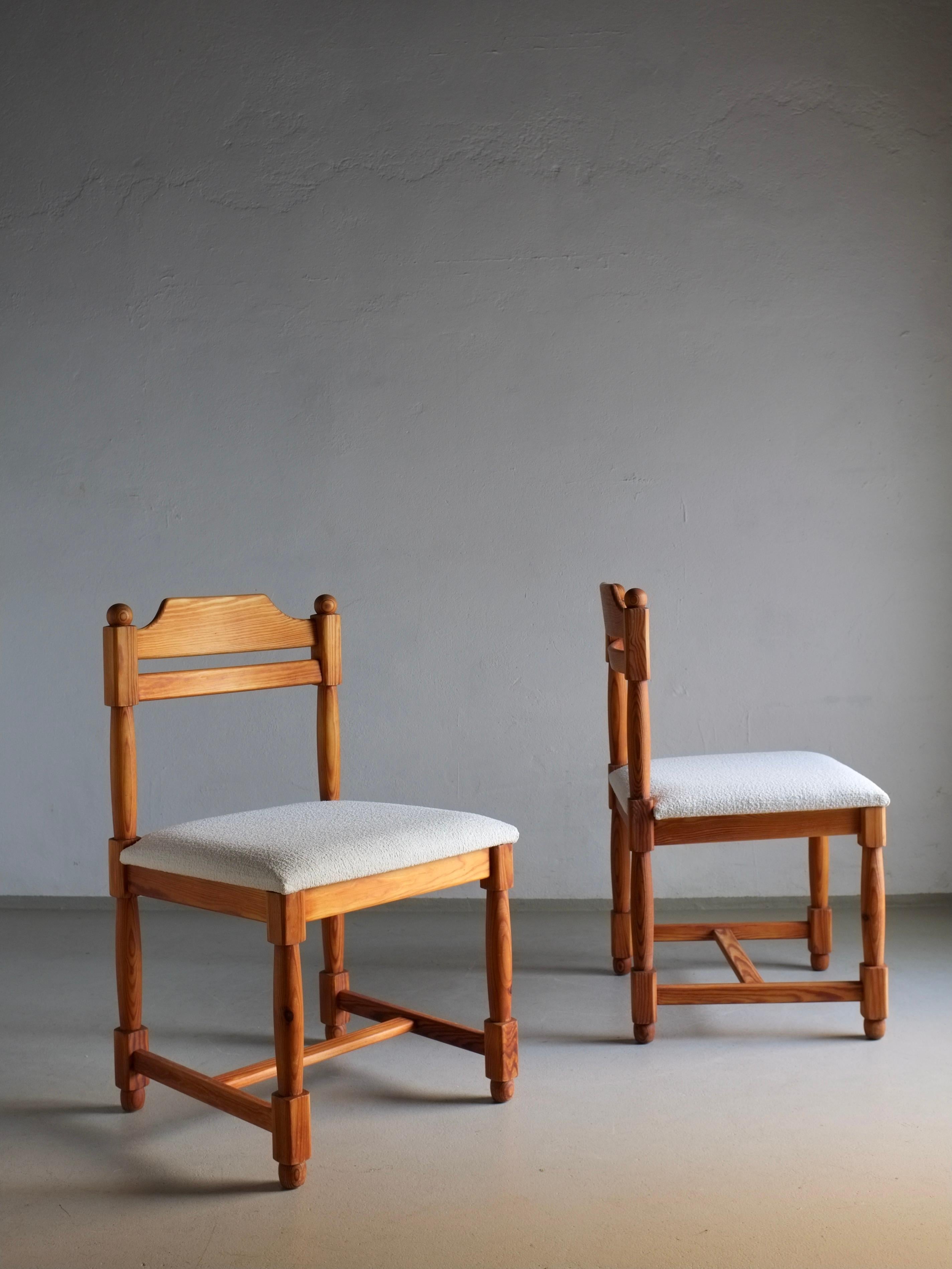 Scandinave moderne Ensemble de 2 chaises en pin massif sculpté, Danemark, 1970 en vente