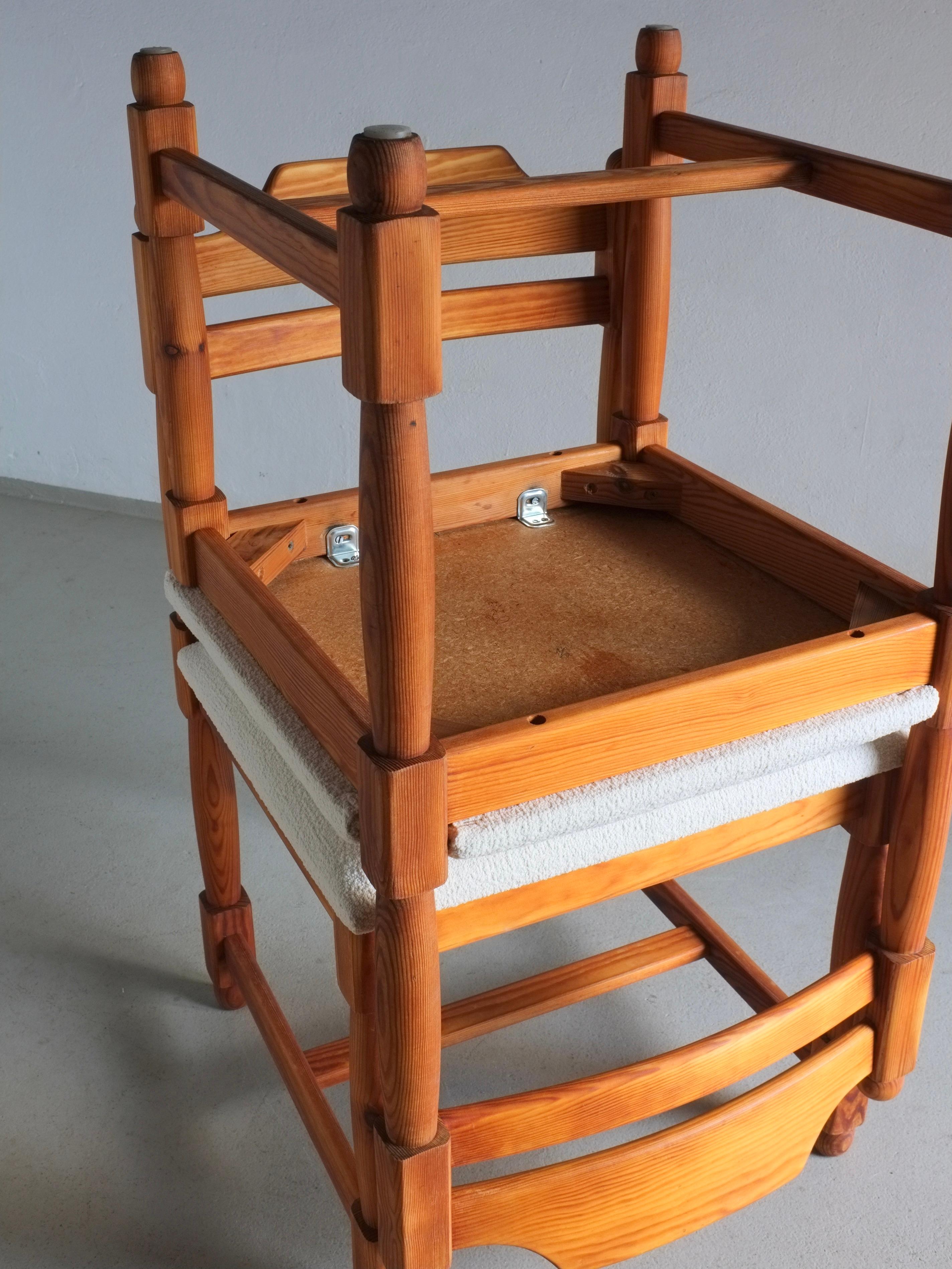 Tissu Ensemble de 2 chaises en pin massif sculpté, Danemark, 1970 en vente