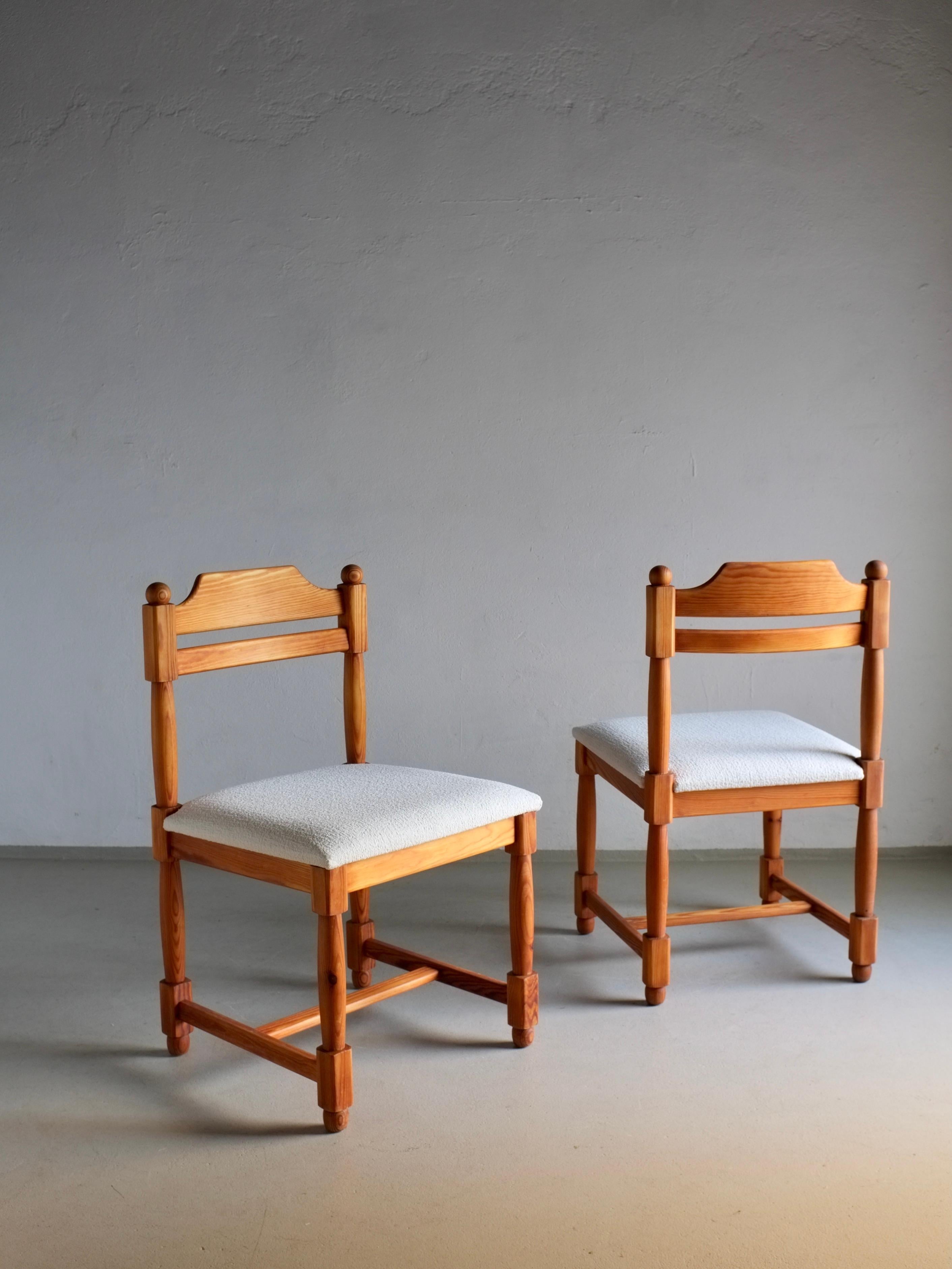 Ensemble de 2 chaises en pin massif sculpté, Danemark, 1970 en vente 1