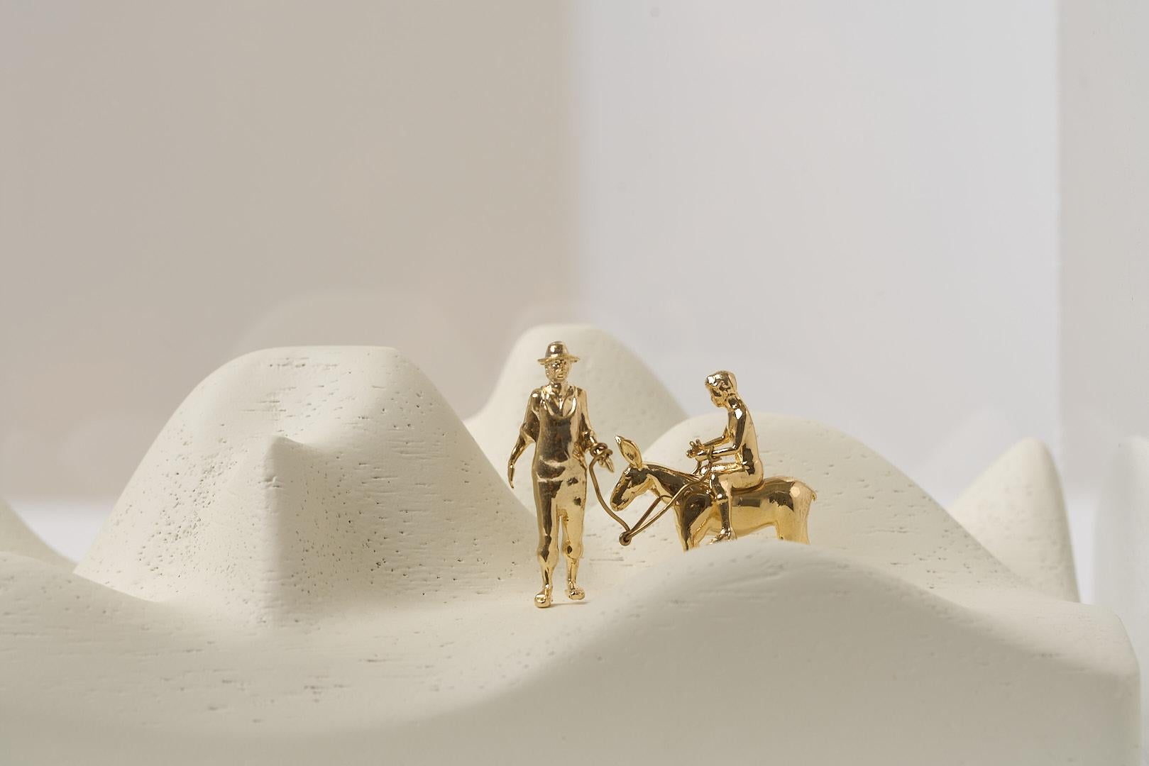 Minimalismo Serie Sertão, scultura in legno e ottone con asino al guinzaglio e scatola in acrilico in vendita