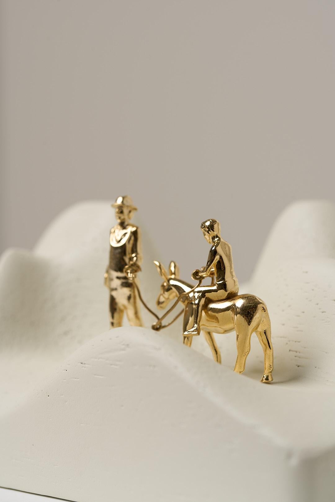 Série Sertão, Sculpture en bois et laiton représentant un âne en laisse dans une boîte en acrylique en vente 2