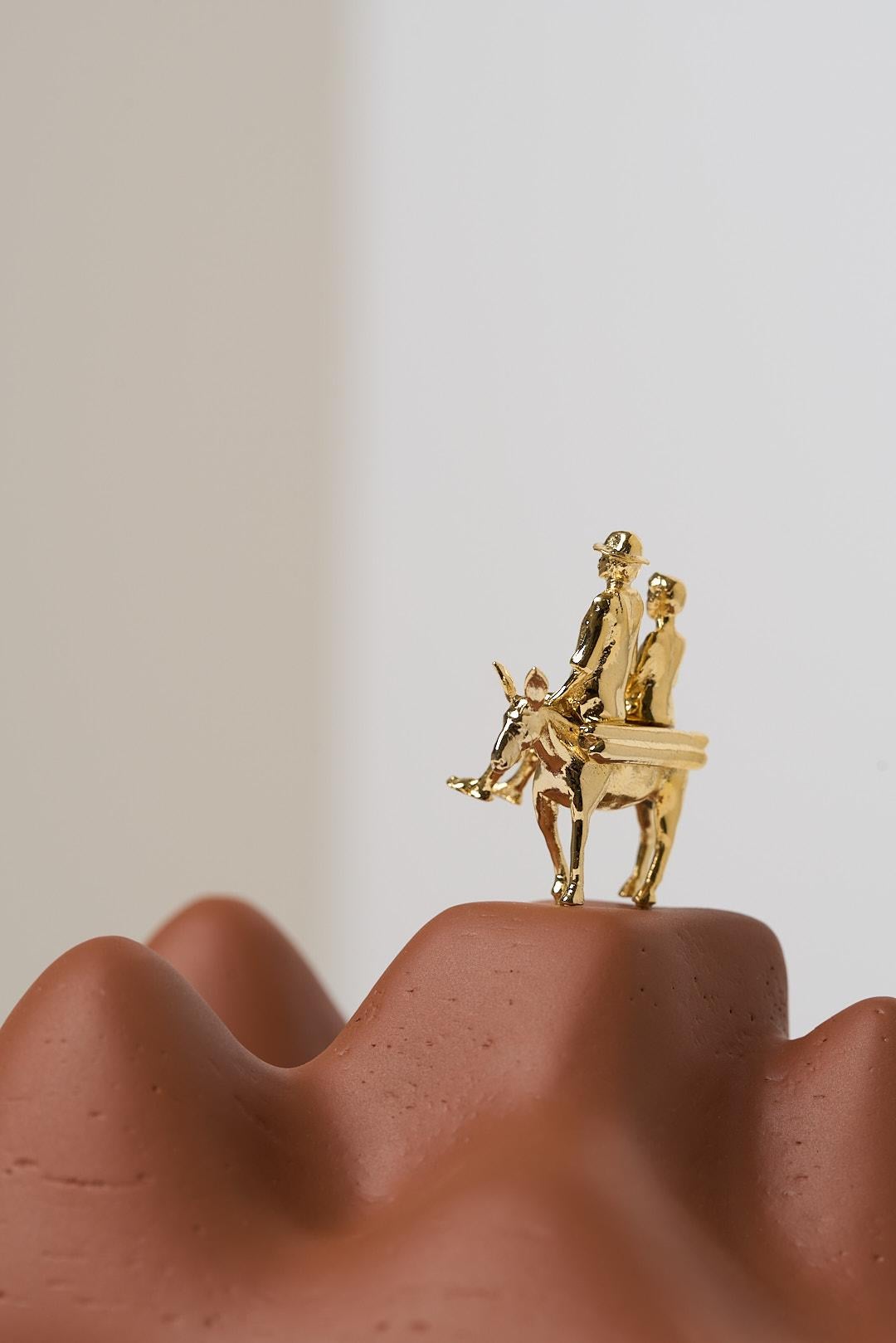 Série Sertão, Sculpture en bois et laiton représentant une famille sur un âne dans une boîte en acrylique en vente 3