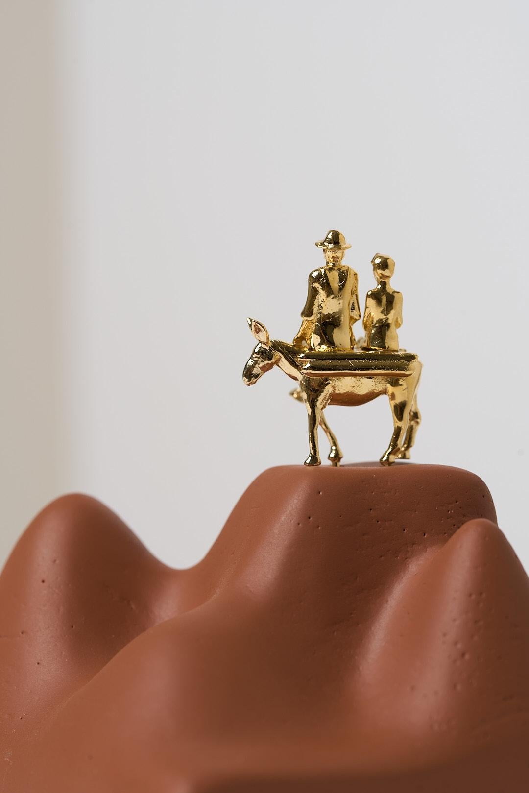 Série Sertão, Sculpture en bois et laiton représentant une famille sur un âne dans une boîte en acrylique en vente 4