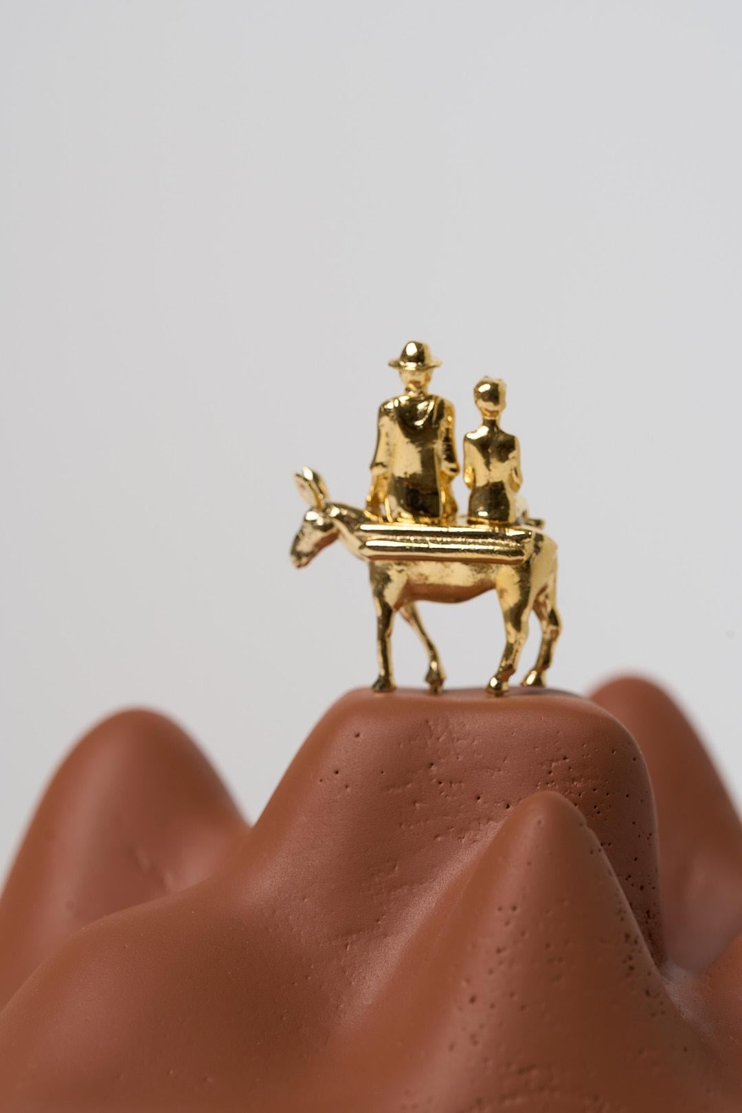 Série Sertão, Sculpture en bois et laiton représentant une famille sur un âne dans une boîte en acrylique en vente 5