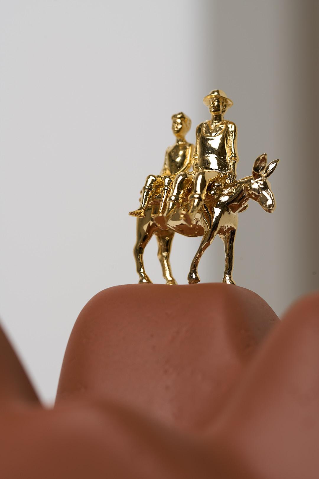 Série Sertão, Sculpture en bois et laiton représentant une famille sur un âne dans une boîte en acrylique en vente 6