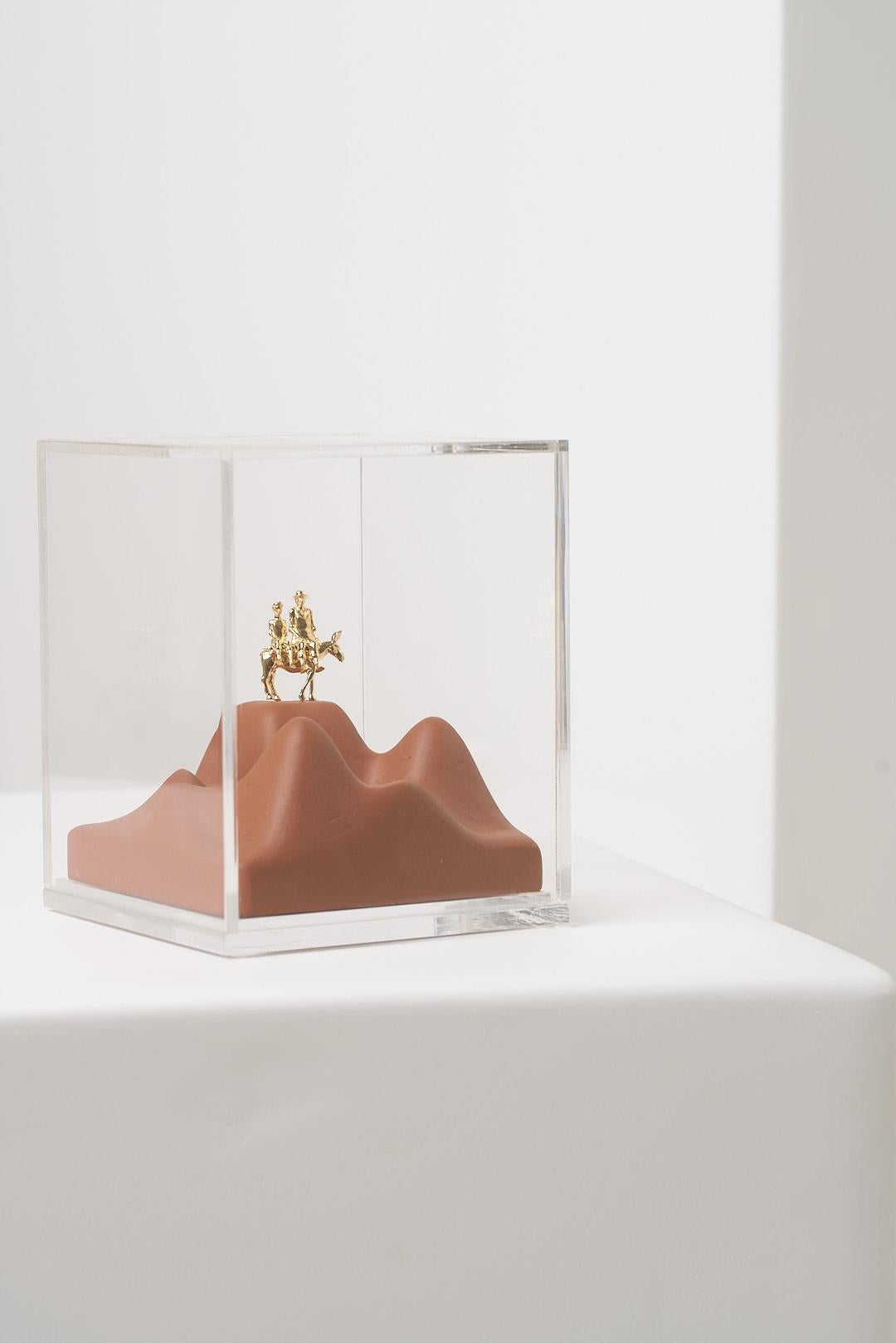 Minimaliste Série Sertão, Sculpture en bois et laiton représentant une famille sur un âne dans une boîte en acrylique en vente