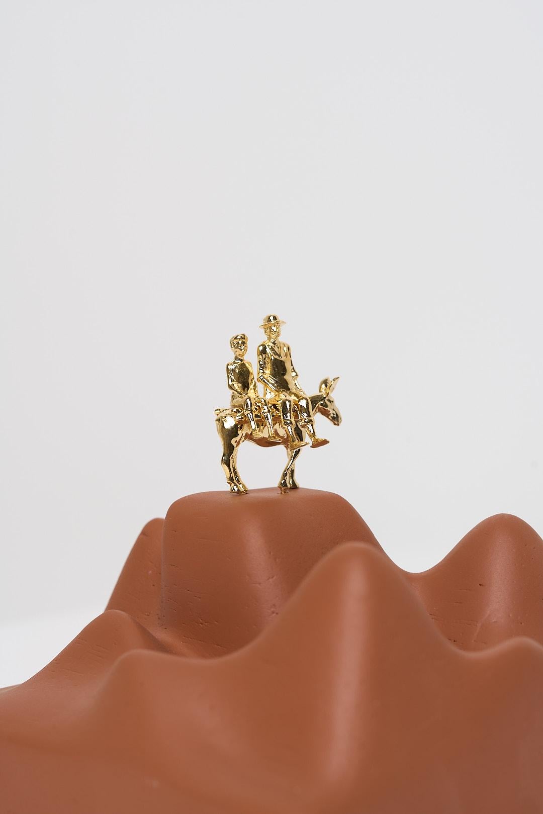 Laiton Série Sertão, Sculpture en bois et laiton représentant une famille sur un âne dans une boîte en acrylique en vente
