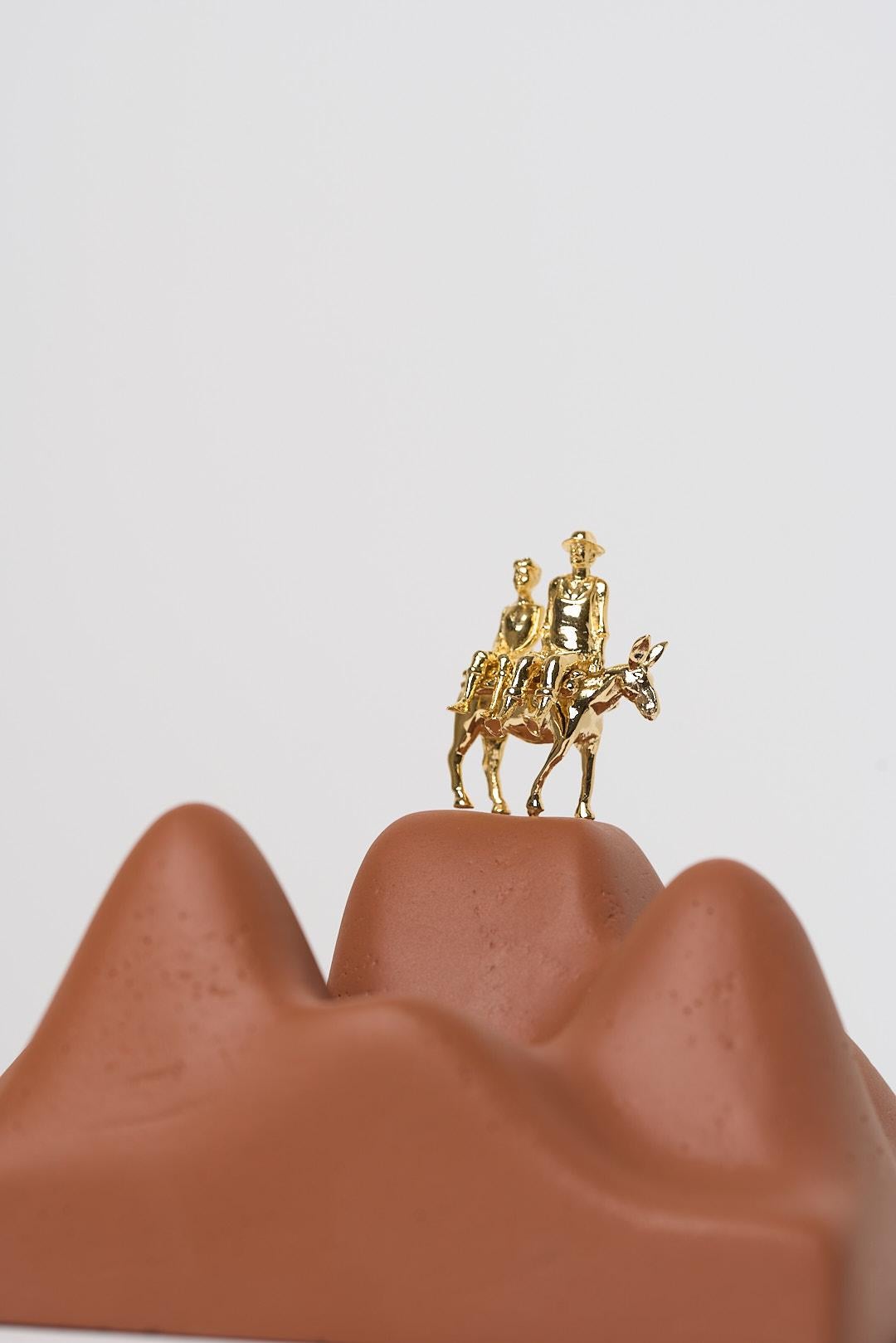 Série Sertão, Sculpture en bois et laiton représentant une famille sur un âne dans une boîte en acrylique en vente 1