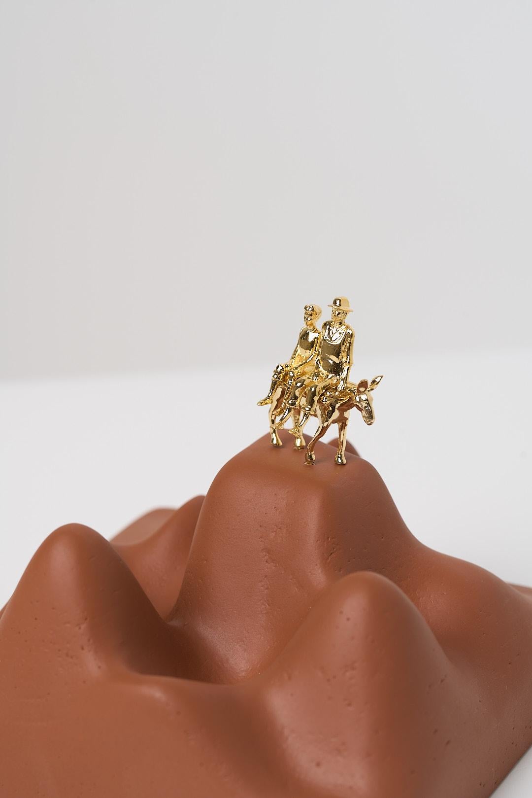 Série Sertão, Sculpture en bois et laiton représentant une famille sur un âne dans une boîte en acrylique en vente 2