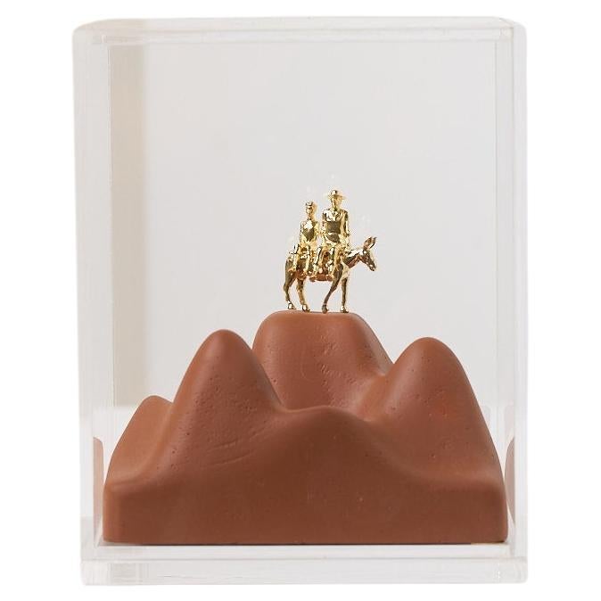 Série Sertão, Sculpture en bois et laiton représentant une famille sur un âne dans une boîte en acrylique en vente