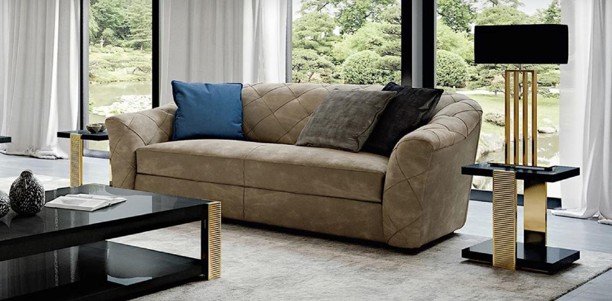 The Servant Table Secret Love is a lacquered side table with a sturdy metal base, perfectly combining practicality and design. Its elegant lines and refined finishes make it a versatile piece of furniture, ideal for enhancing any space with a touch