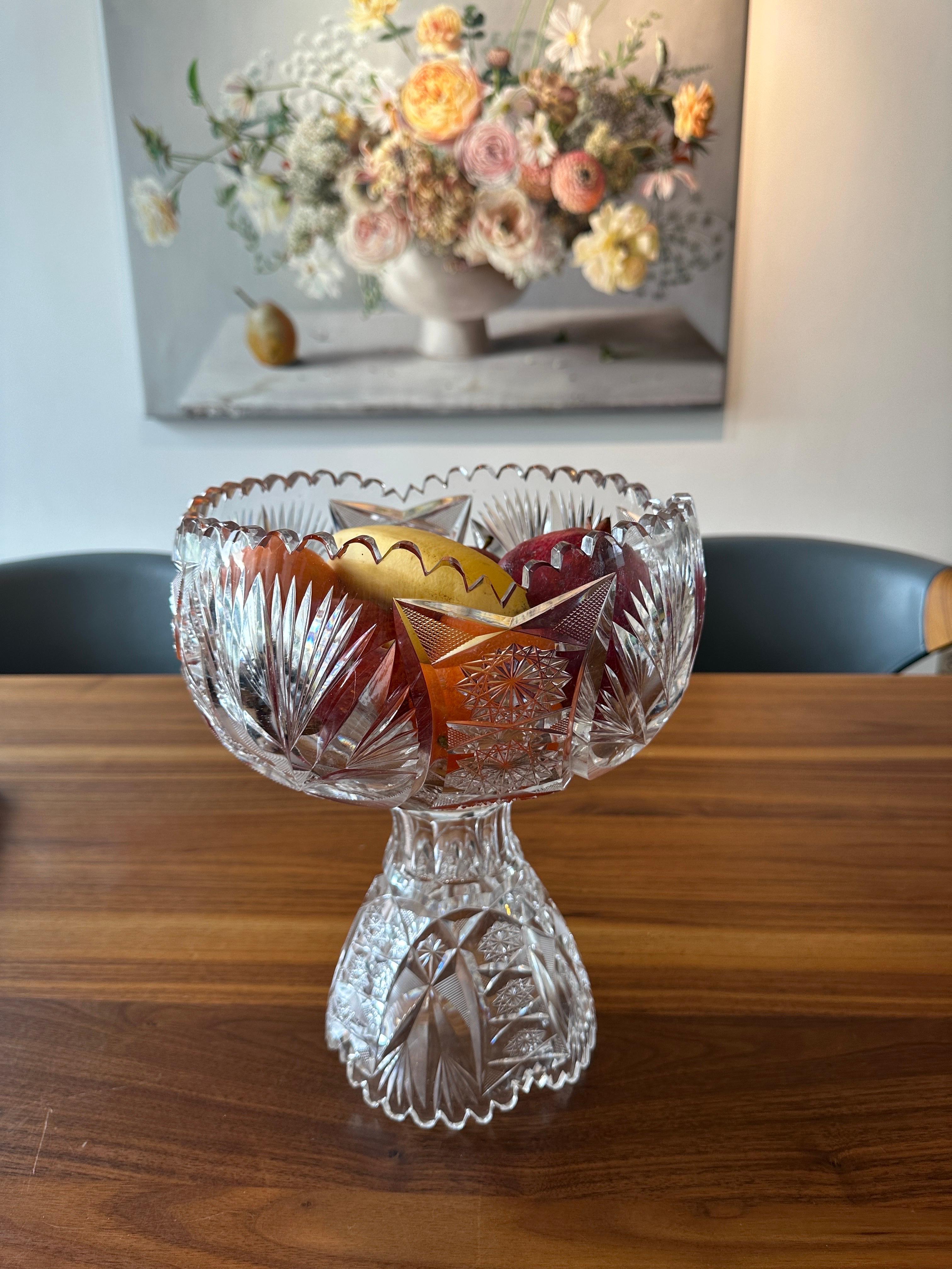 Diese Servierschale kann in zwei Teile zerlegt werden. Dieses praktische und schöne Kristallglas, das sich in eine Schale und eine Vase verwandeln lässt, wurde um 1900-1920 hergestellt.