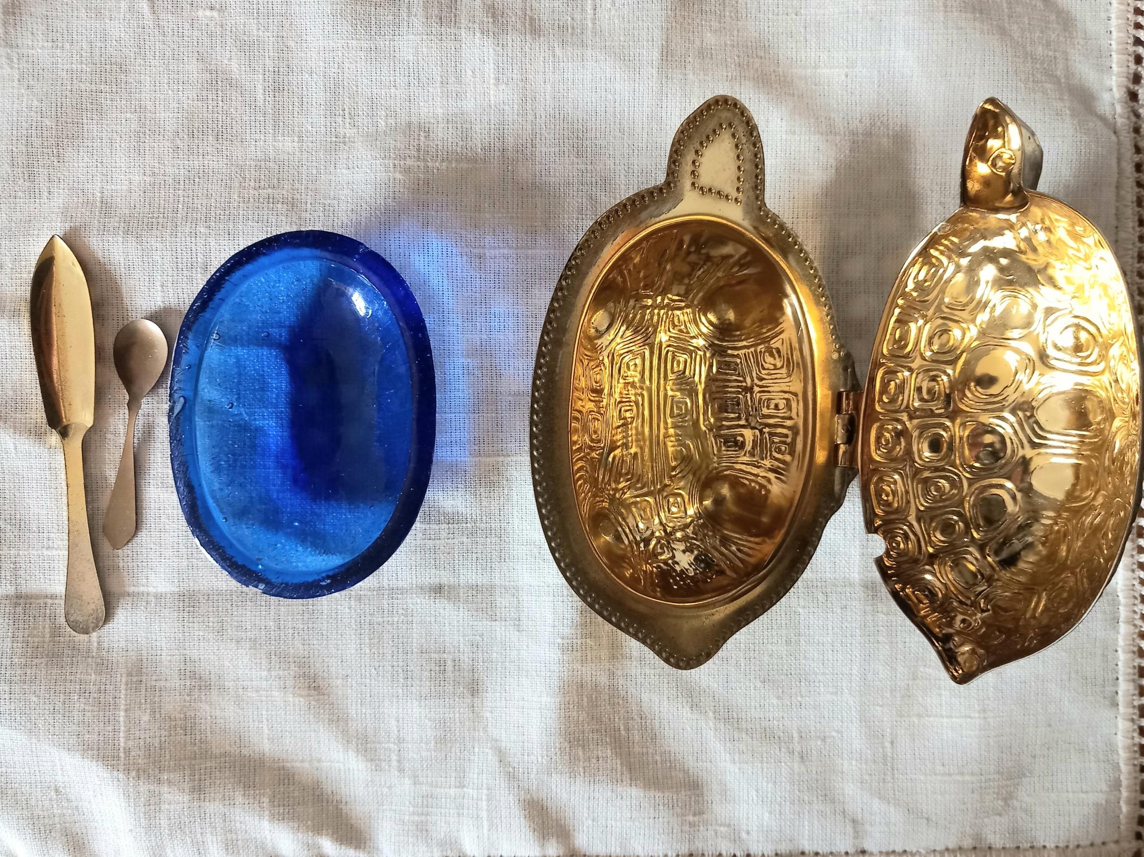 Serve caviar in the shape of a brass turtle and blue glass from Murano. Italy

Beautiful and original piece of brass in the shape of a turtle with a glass dish to serve the Caviar inside. This small piece or glass dish is removable. Also included