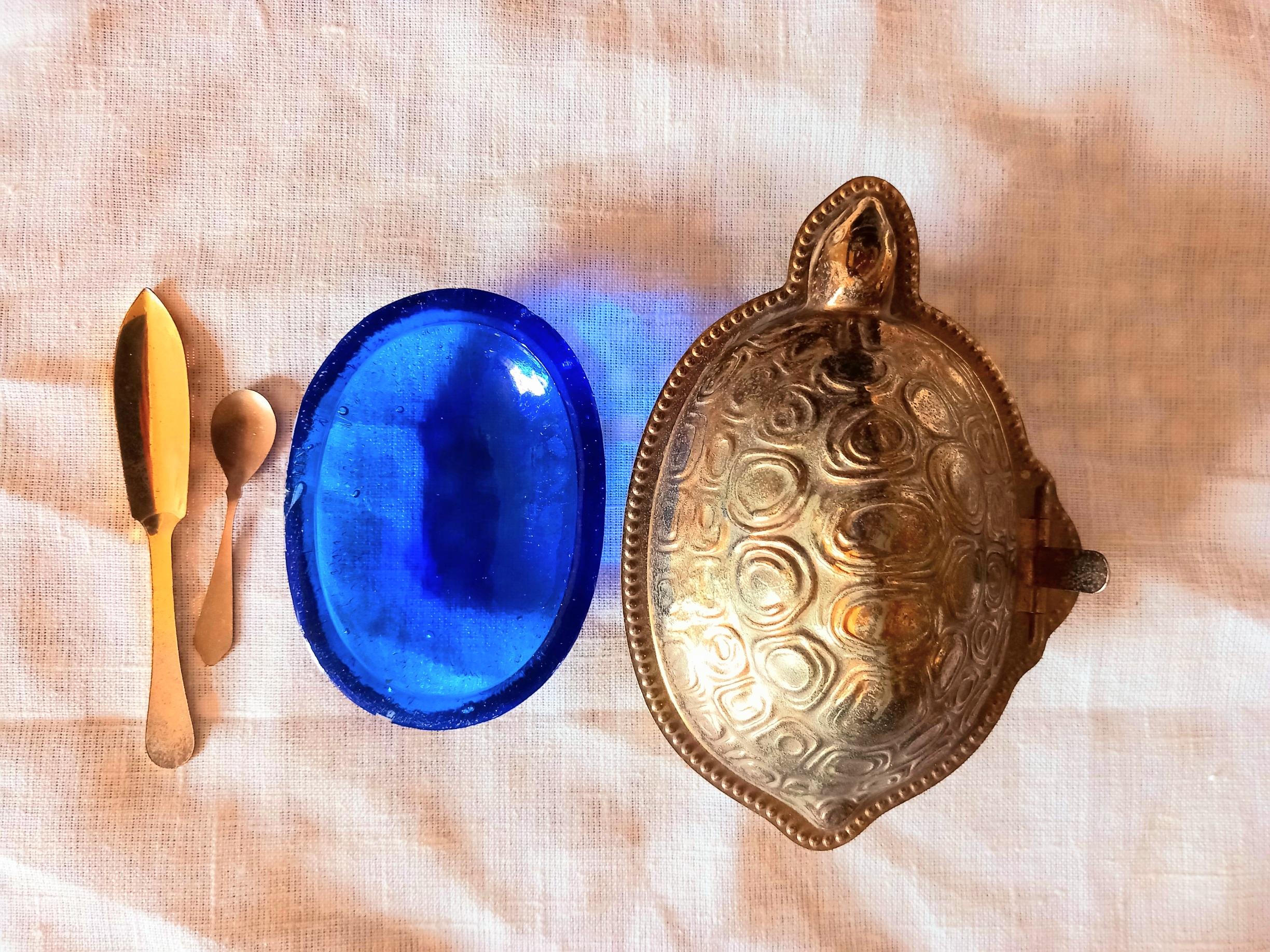 Serve Caviar in The Shape of a Brass Turtle and Blue Murano Glass Vintage. Italy In Good Condition In Mombuey, Zamora