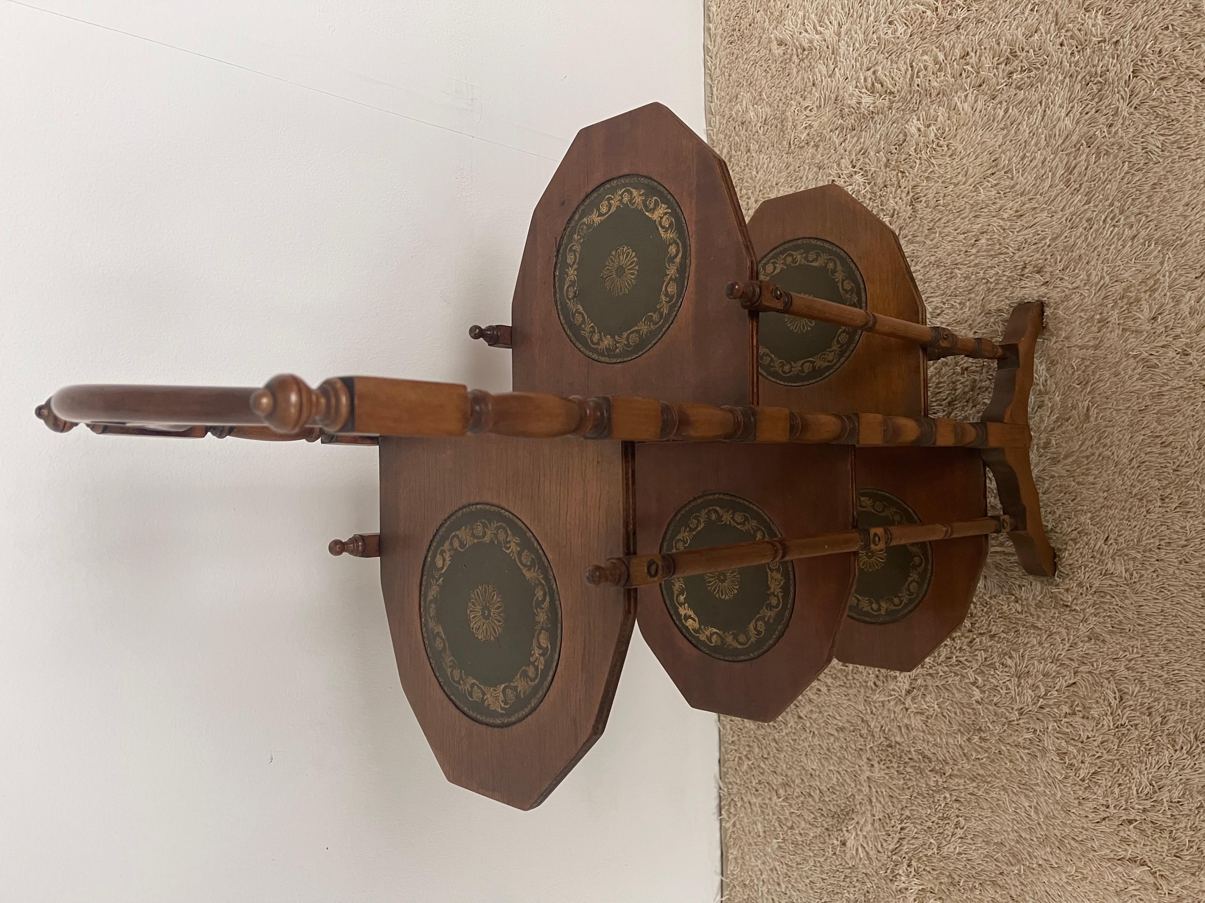 Table de service en bois avec étagères recouvertes de cuir 20e siècle 