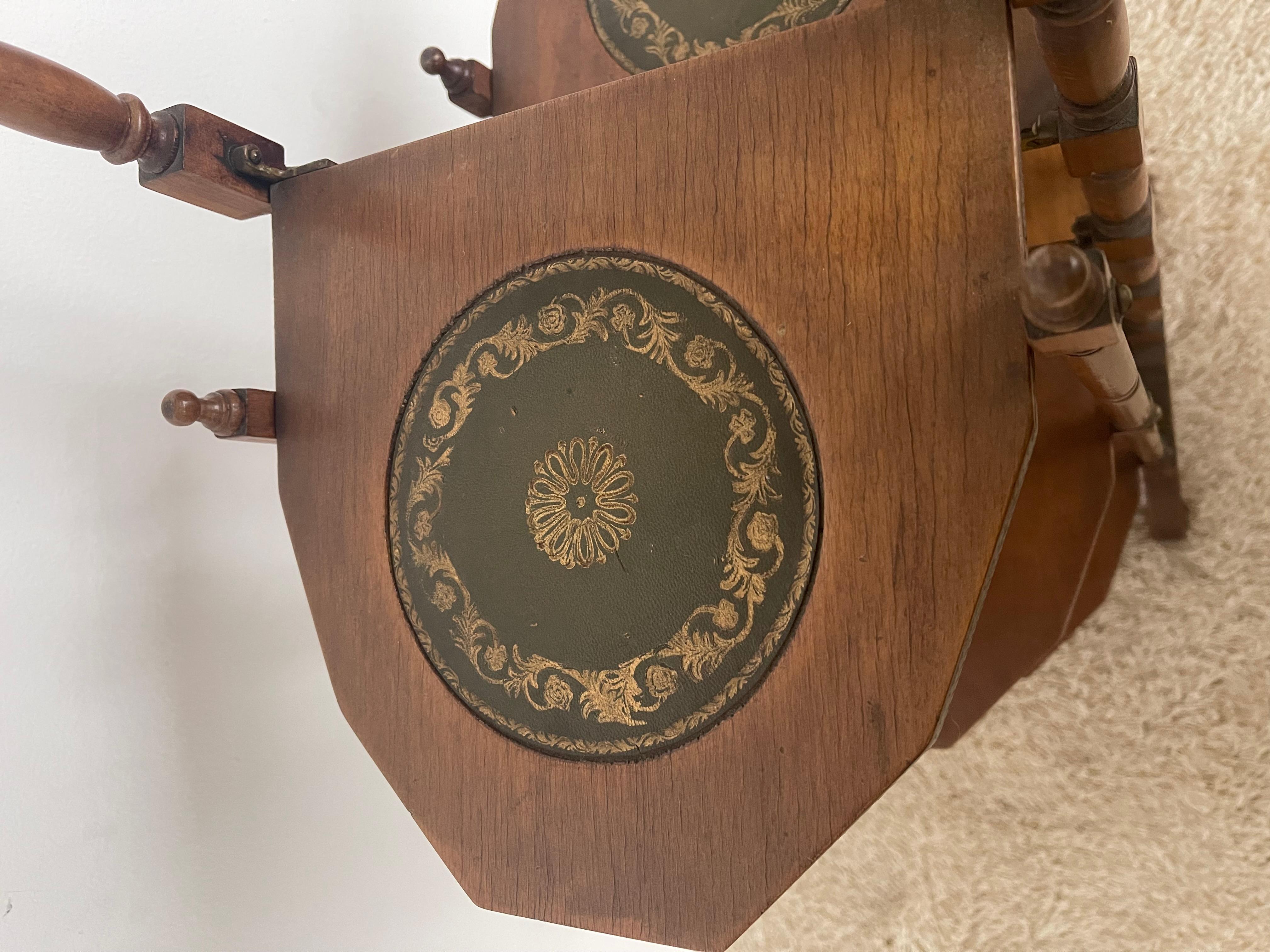 Autre Table de service en bois avec étagères recouvertes de cuir 20e siècle en vente