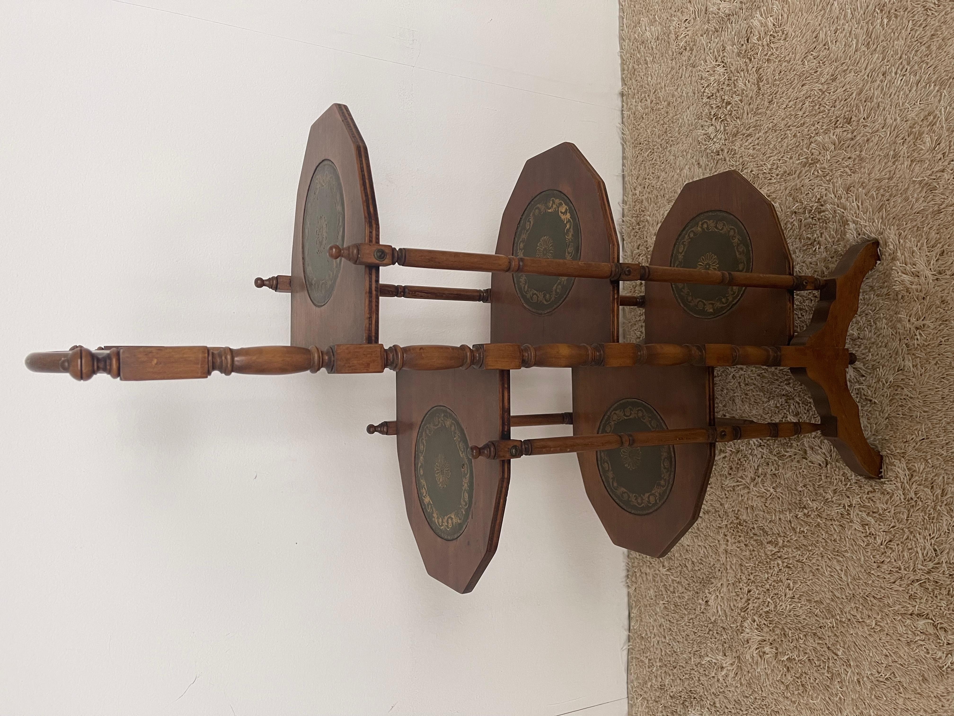 20th Century Table de service en bois avec étagères recouvertes de cuir 20e siècle en vente