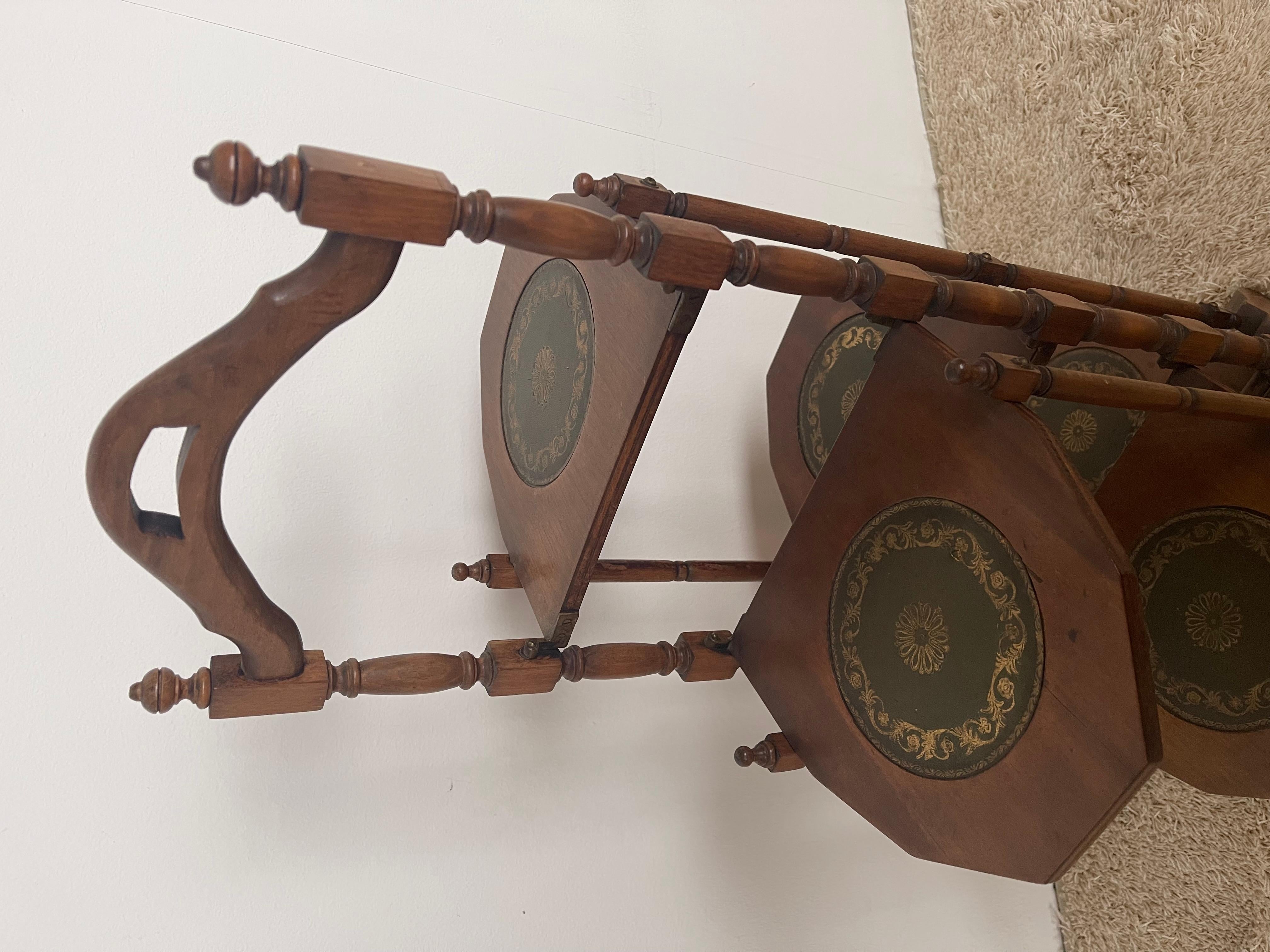 Bois Table de service en bois avec étagères recouvertes de cuir 20e siècle en vente
